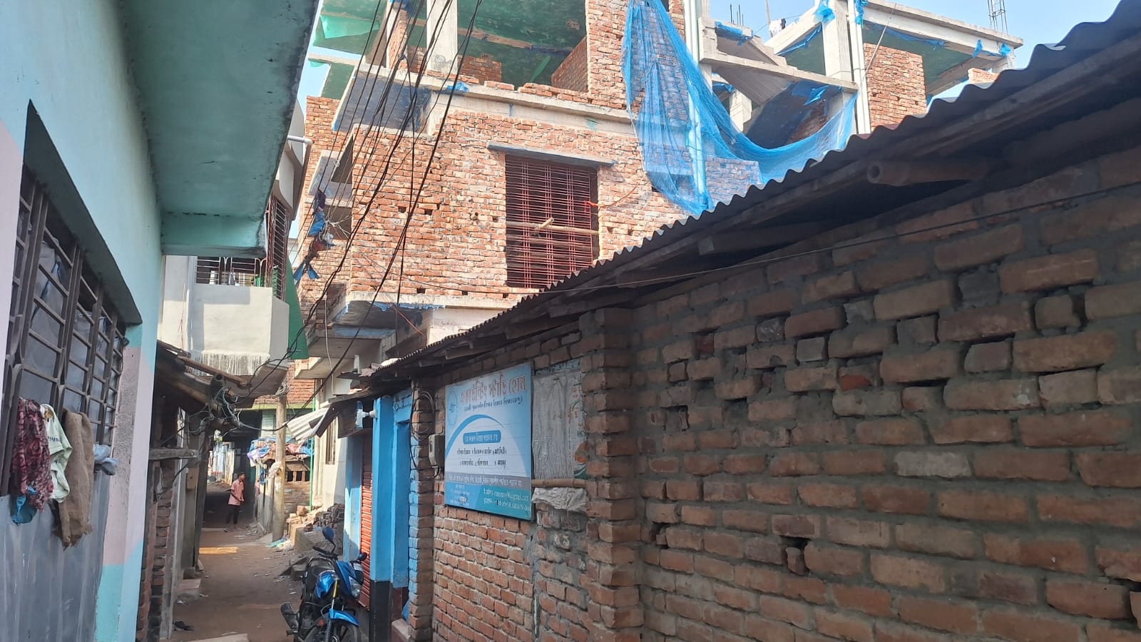 নওগাঁয় নির্মাণাধীন ভবনের প্রাচীর ধসে প্রতিবেশীর মৃত্যু, এলাকাবাসীর ক্ষোভ