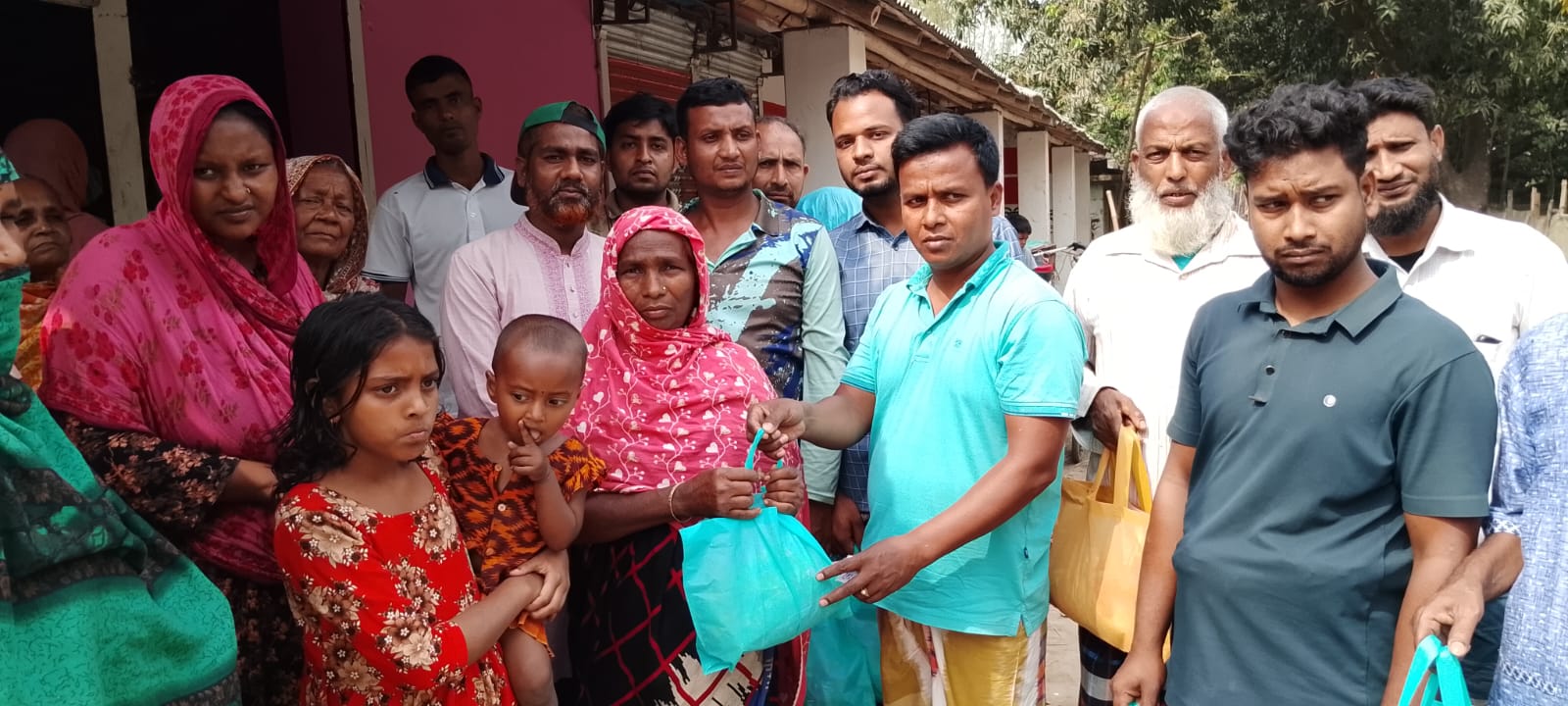মহেষপুর যুব উন্নয়ন সংস্থার উদ্দ্যোগে ৩০০ গরীব অসহায় পরিবারের মাঝে ঈদ সামগ্রী বিতরণ