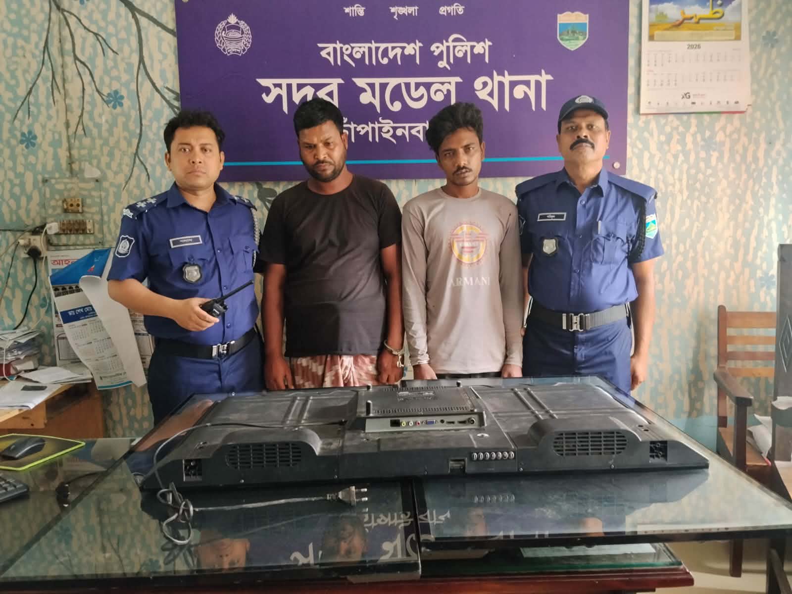 চাঁপাইনবাবগঞ্জে স্কুলের চুরি হওয়া ৩টি ৪০ ইঞ্চি স্মার্ট টিভি উদ্ধার, গ্রেফতার ২