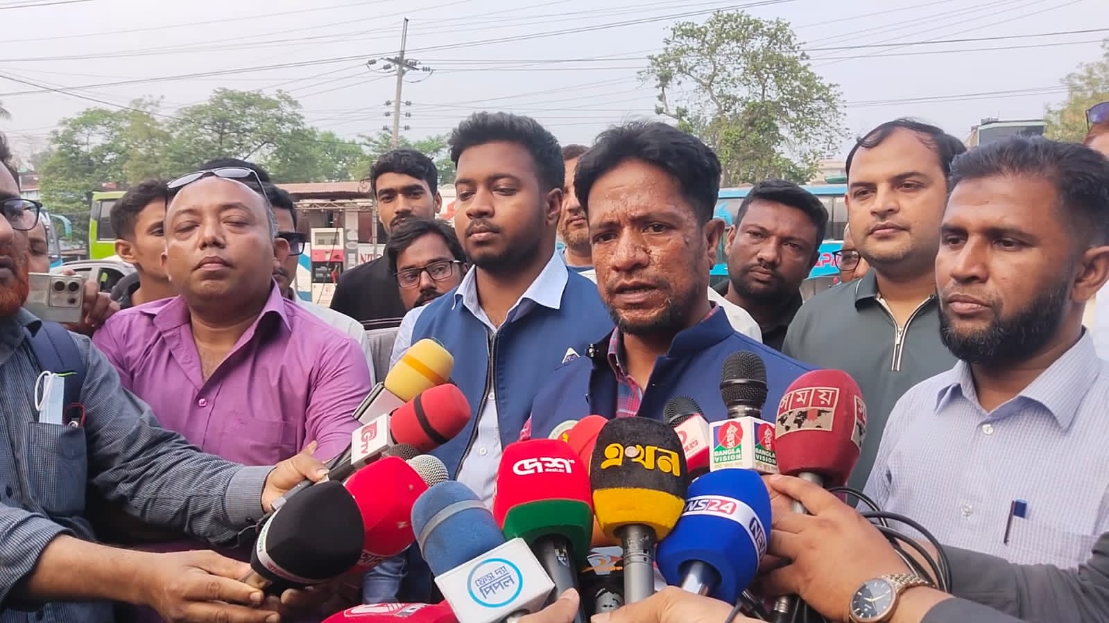 চাঁপাইনবাবগঞ্জে ফিলিং স্টেশন পরিদর্শনে  বিএসটিআই কর্মকর্তারা