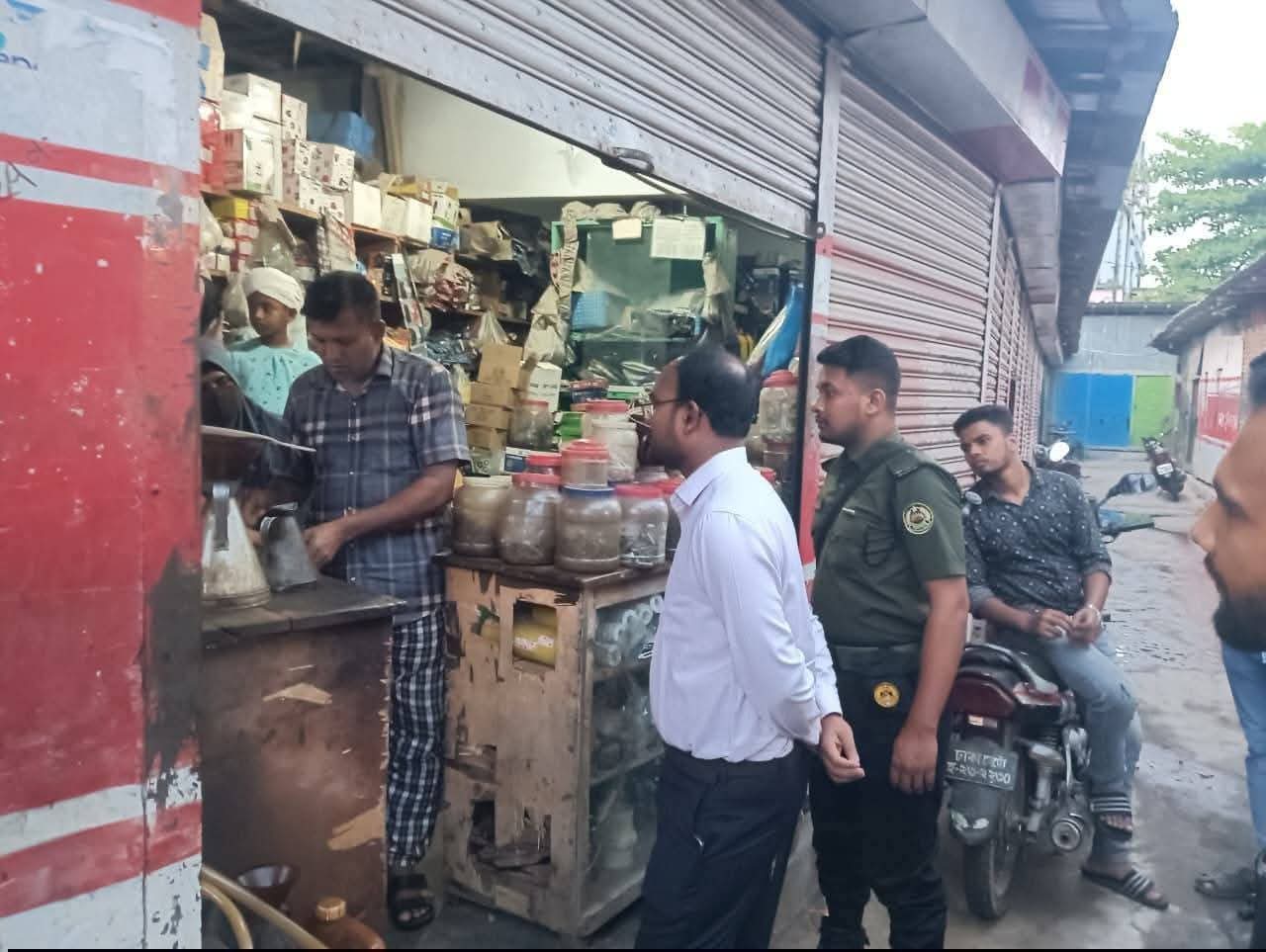 বেশি দামে তেল বিক্রির দায়ে লুৎফর নামে এক ব্যবসায়ীকে ১০ হাজার টাকা জরিমানা