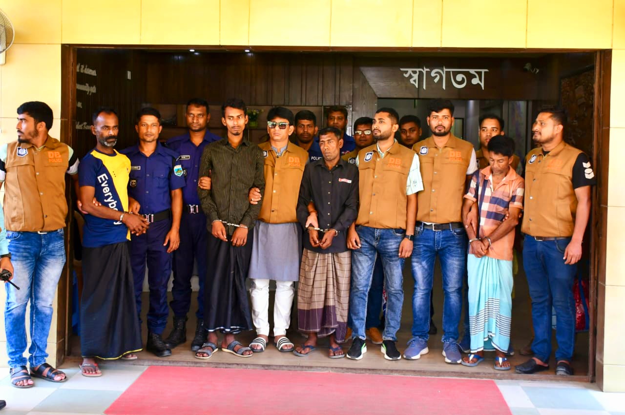 নওগাঁ জেলা পুলিশের অভিযানে ৪ জন আন্তজেলা কুখ্যাত ডাকাত মালামাল সহগ্রেফতার।