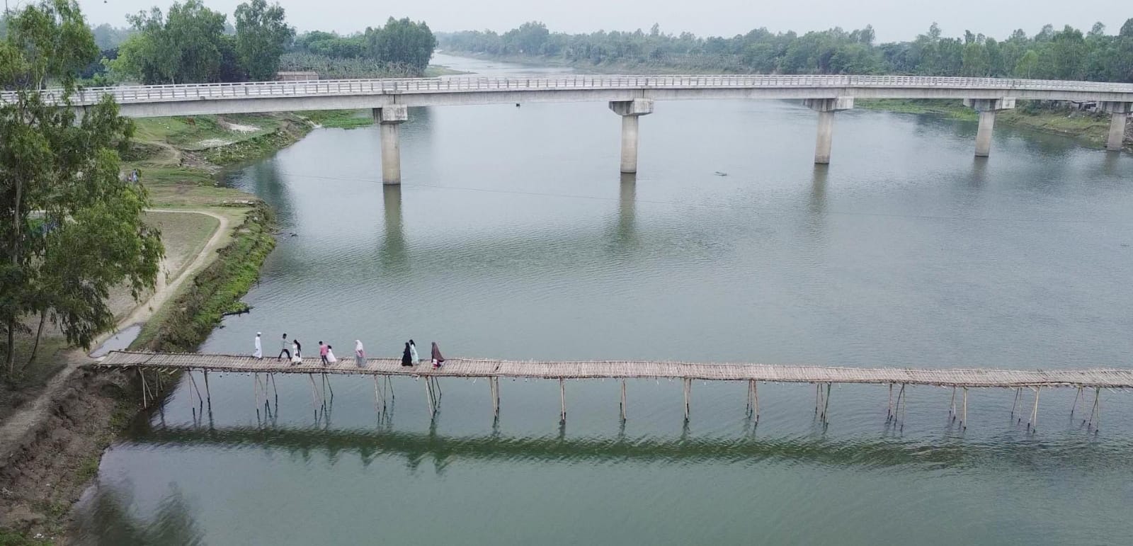 কাজে আসছে না ৩০ কোটি টাকার সেতু, বাঁশের সাঁকোয় পারাপার