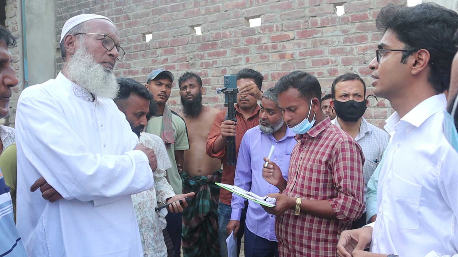 নওগাঁয় অবৈধভাবে পশুখাদ্য মিলে অভিযানে ম্যাজিস্ট্রে তোপের মুখে, ১৫ হাজার টাকা জরিমানা