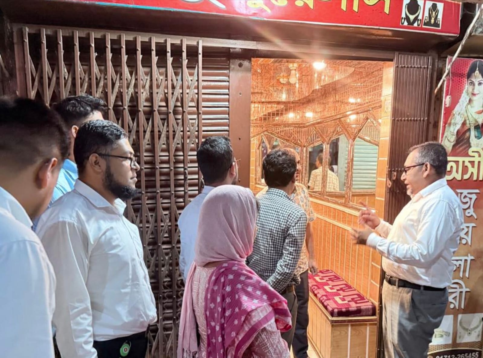 মৌলভীবাজারে সরকারের নির্দেশ অমান্য করে দোকানের শাটার লাগিয়ে ভিতরে কার্যক্রম চালো।