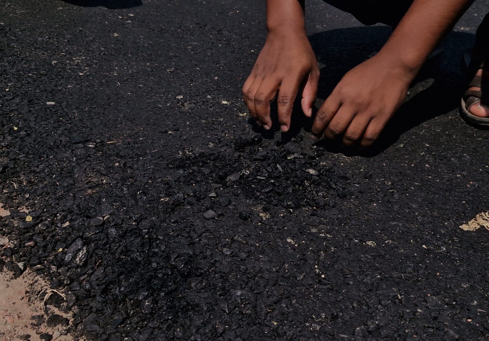 পিচ কার্পেটিংয়ের বদলে মাটি দিয়ে সড়ক ঢাকলো ঠিকাদার, হাতের টানেই উঠছে ৩ কোটি টাকার রাস্তা