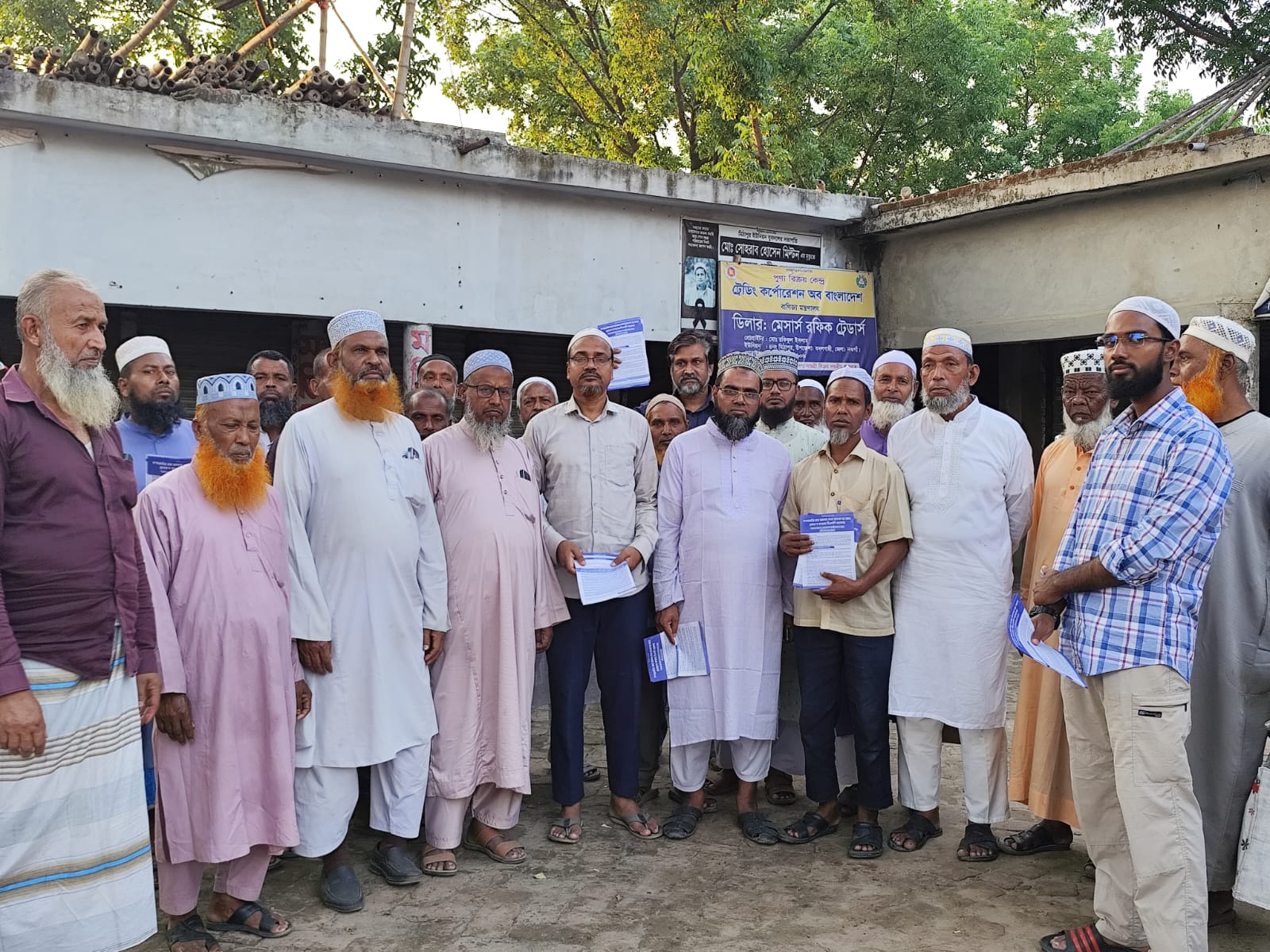 নওগাঁর বদলগাছী উপজেলার মিঠাপুর বাজারে জামায়াতে ইসলামীর গণসংযোগ ও লিফলেট বিতরণ।