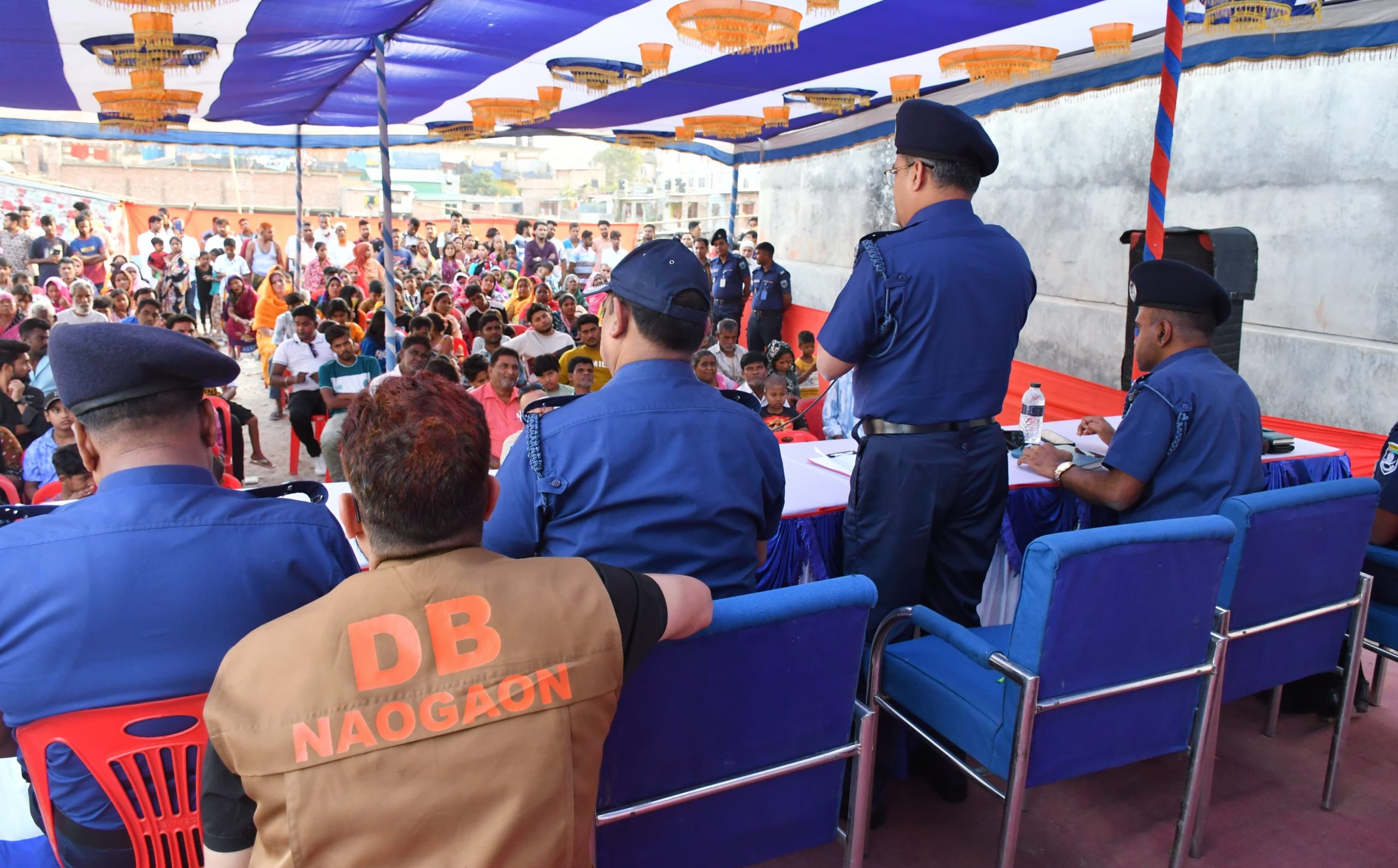 নওগাঁ শহরের হরিজনপল্লী এবং নুনিয়াপট্টিতে মাদক প্রতিরোধে জেলা পুলিশ দৃঢ় প্রতিজ্ঞ৷ -পুলিশ সুপার