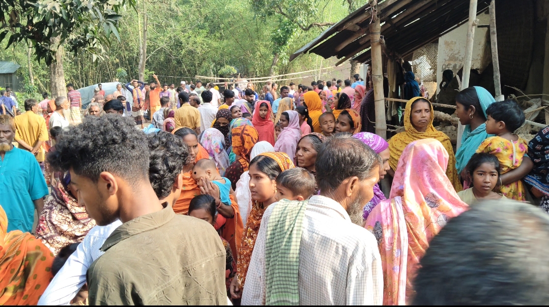 নওগাঁয় একই পরিবারের ৪ জনকে গলা কে/টে হত্যা