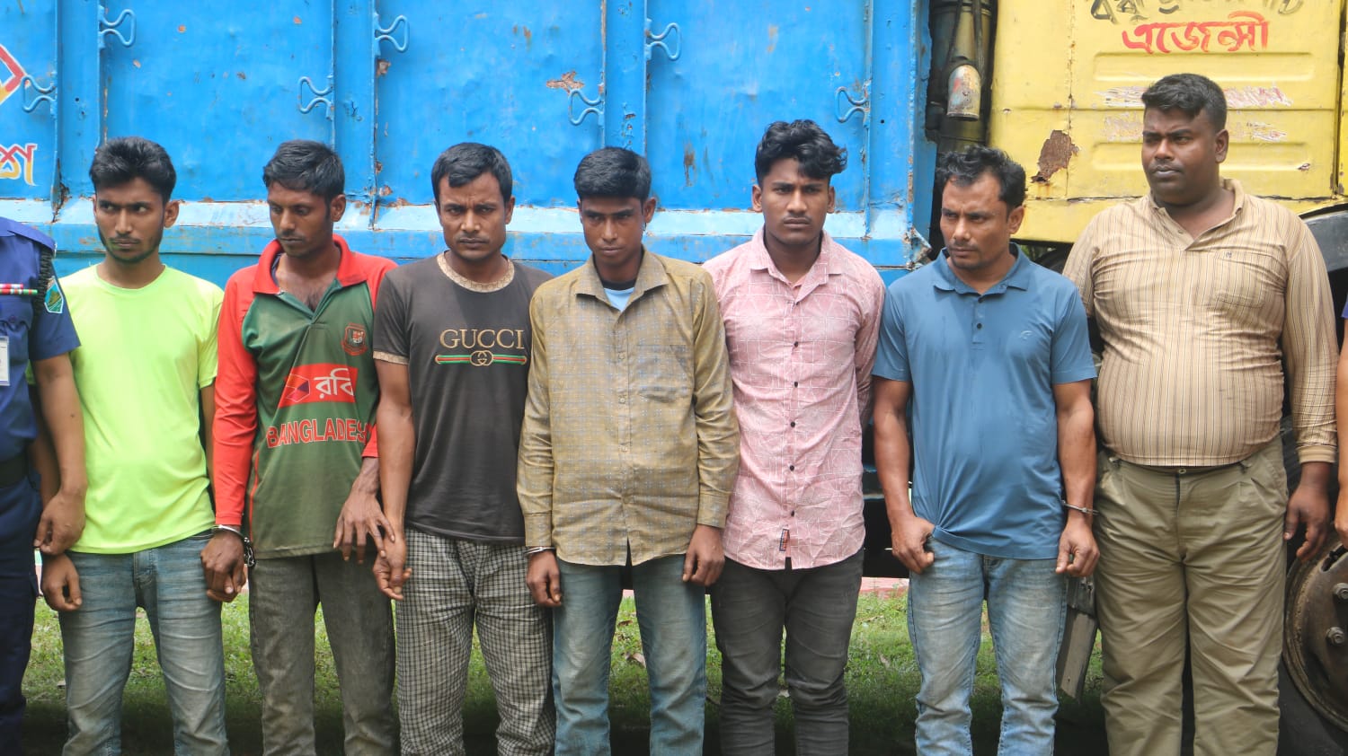 নওগাঁয় ডা/কা/তি/র প্রস্তুতিকালে দেশি অ/স্ত্র/স/হ সাত ডা/কা/ত স/দ/স্য গ্রে/প্তা/র