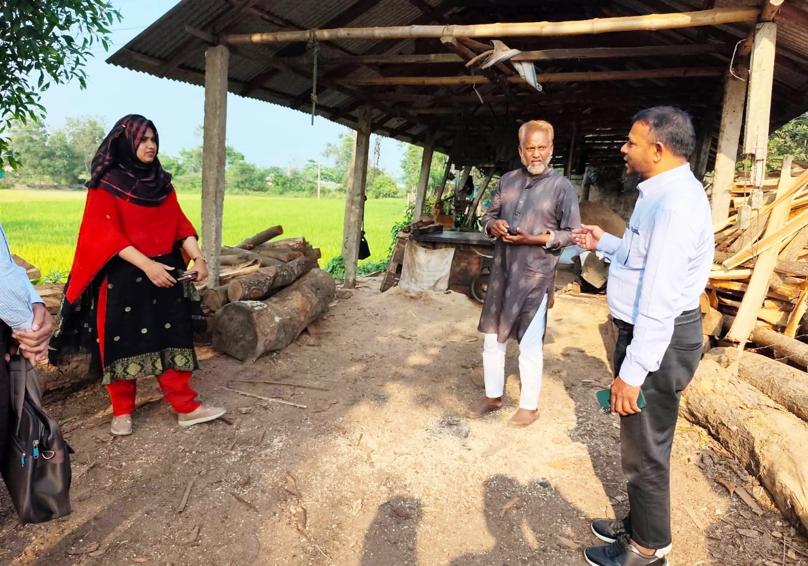 ফুলগাজীতে অবৈধ স’মিল বন্ধের নির্দেশ ভ্রাম্যমাণ আদালতের