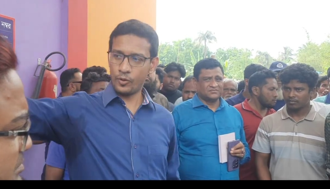 জ্বালানি সংকটে নিরলস ইউএনও, দিনরাত ছুটে চলছেন ভোলাহাটে