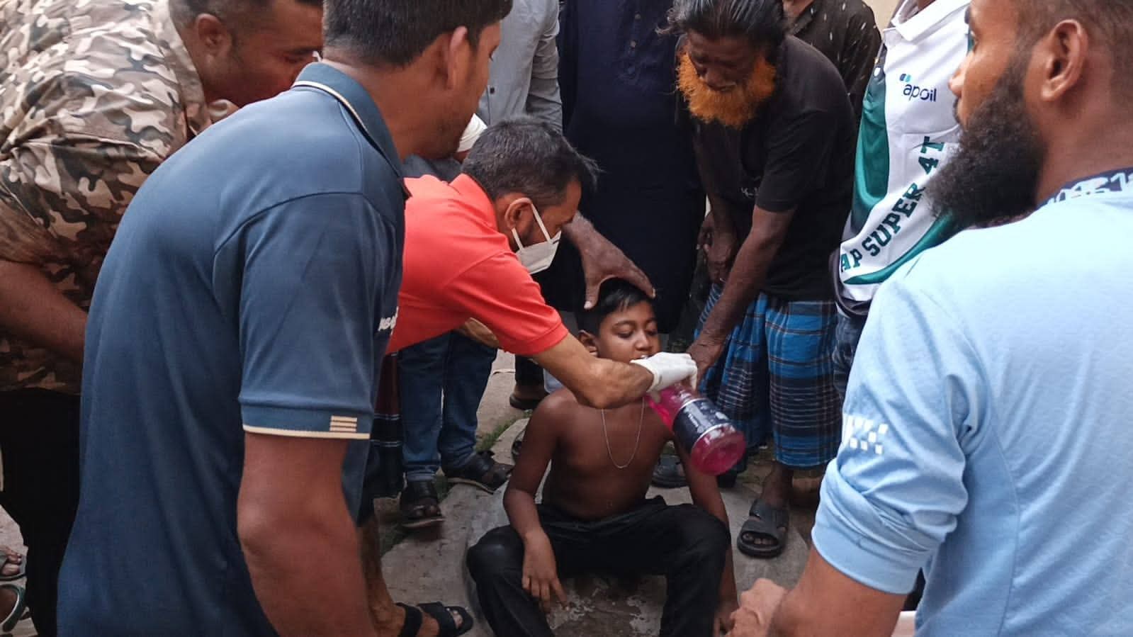 নিজে বিষপান করার পাশাপাশি তার দুই শিশুপুত্রকেও বিষ পান করানোর অভিযোগ