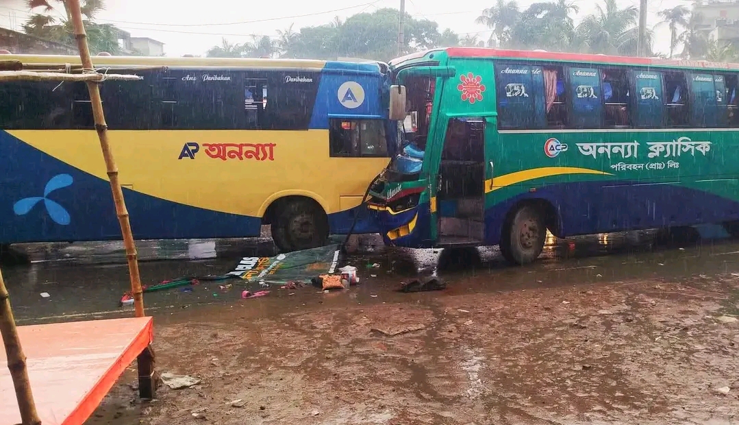 গাজীপুরের শ্রীপুরে রাজাবাড়ি বাজারে অনন্যা এবং অনন্যা ক্লাসিক পরিবহনের মু-খো-মুখি সং-ঘর্ষ আ-হত-১৫