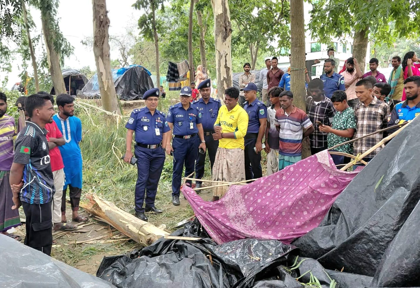 নওগাঁয় কালবৈশাখী ঝড়ে গাছ ভেঙে পড়ে অন্ত:সত্ত্বা নারীর মৃত্যু