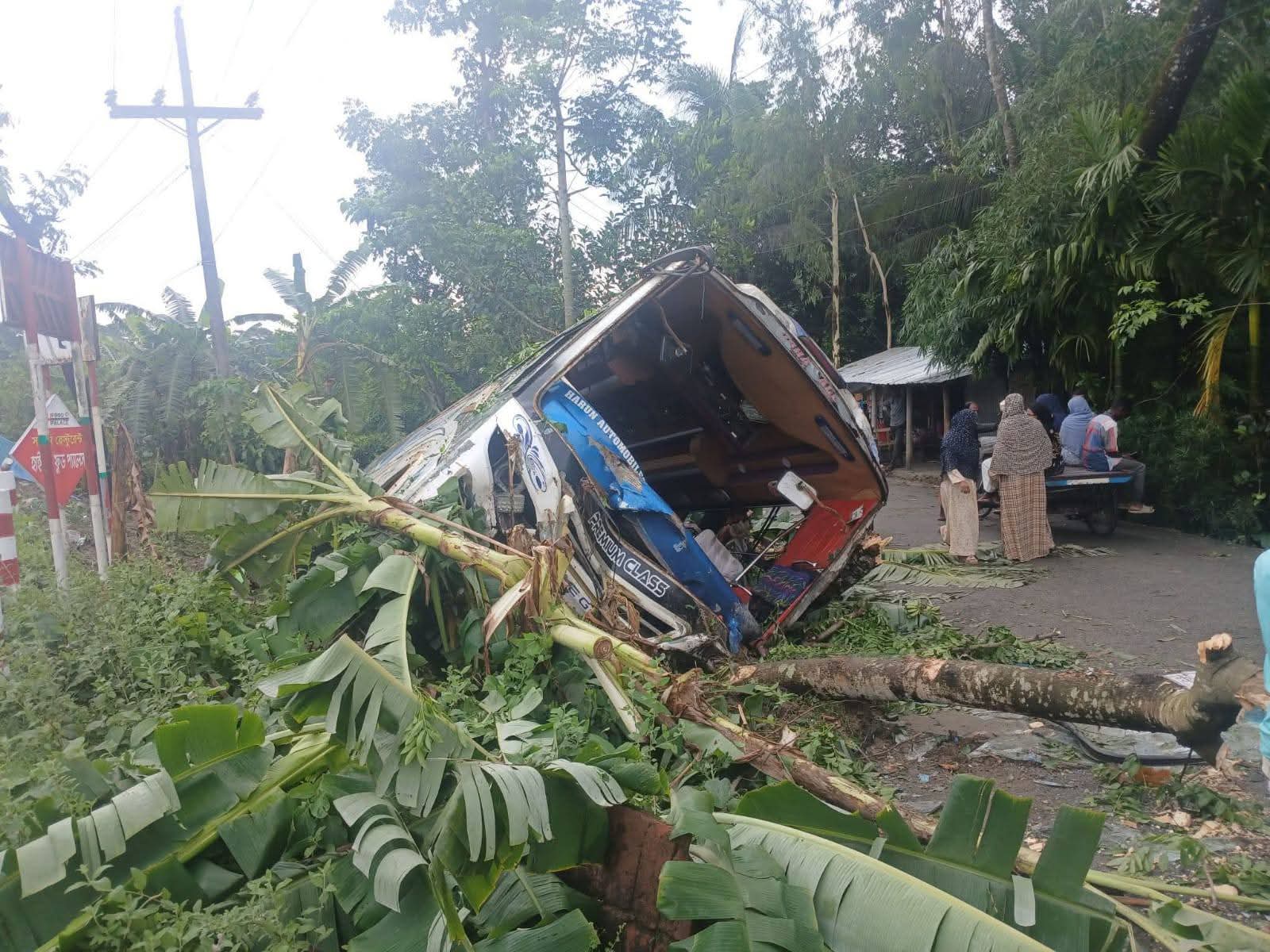 নিয়ন্ত্রন হারিয়ে বাস খাদে পড়ে ১০ যাত্রী আহত