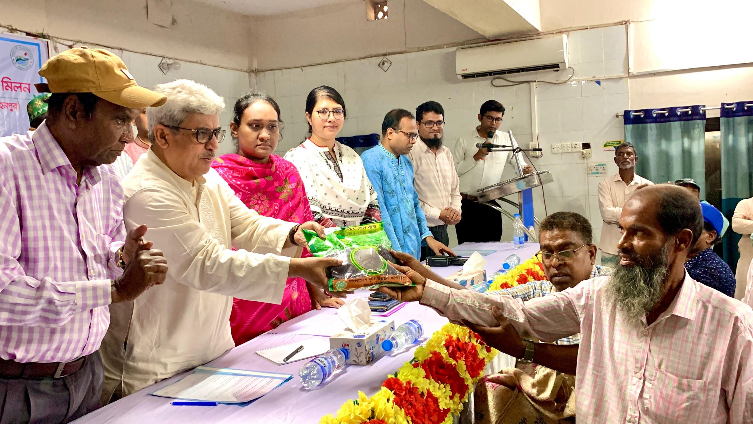 মোহনপুরে প্রান্তিক কৃষকদের মাঝে বিনামূল্যে সার ও বীজ বিতরণ