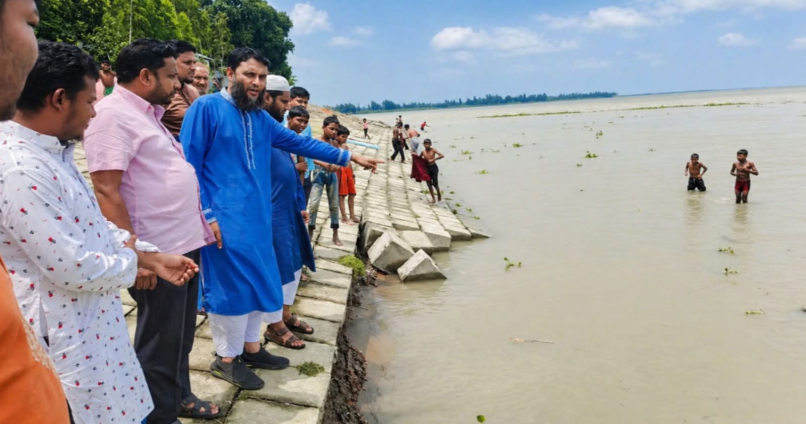 সুন্দরগঞ্জে নদী ভাঙন রোধে জিও ব্যাগ ফেলা কার্যক্রম পরিদর্শন করলেন এমপি মাজেদুর রহমান