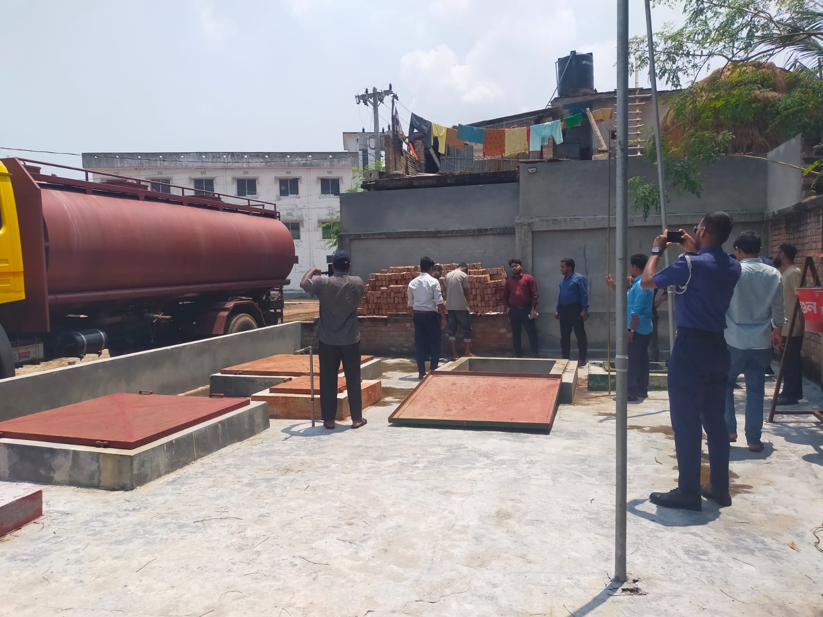 পাচার হওয়া ৮ হাজার লিটার জ্বালানি তেল ভোলাহাট ফিলিং স্টেশনে আনলোড