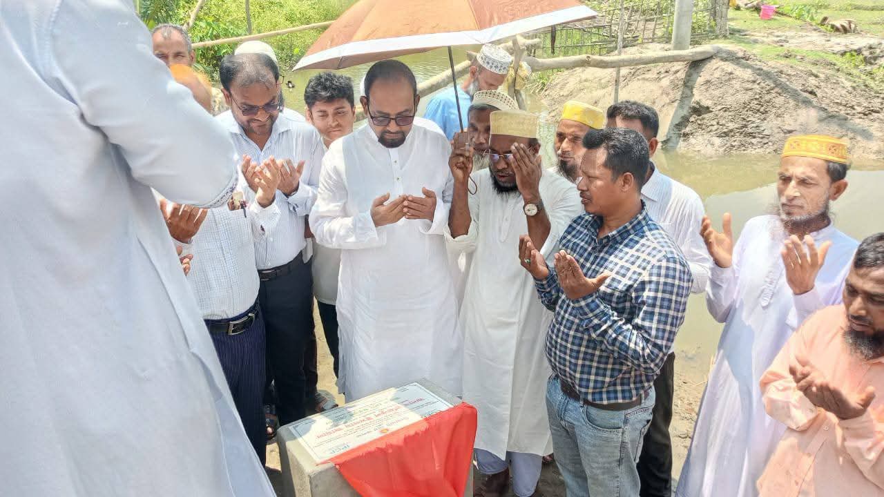 ঝালকাঠি তে খাল খননের শুভ উদ্বোধন করলেন সংসদ সদস্য রফিকুল ইসলাম জামাল