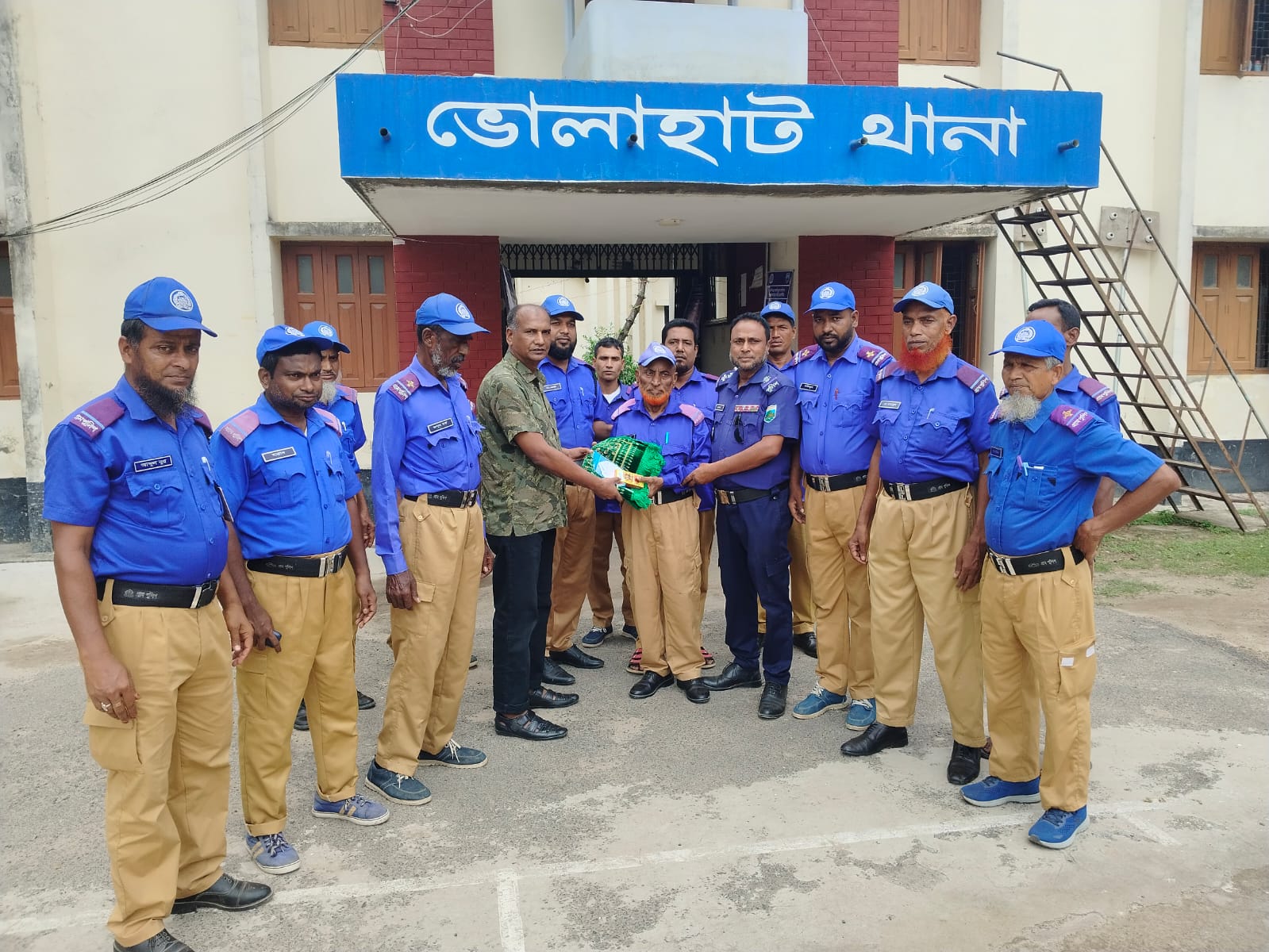 দীর্ঘ ৩০ বছরের সেবার পর গ্রাম পুলিশের বিদায় সংবর্ধনা