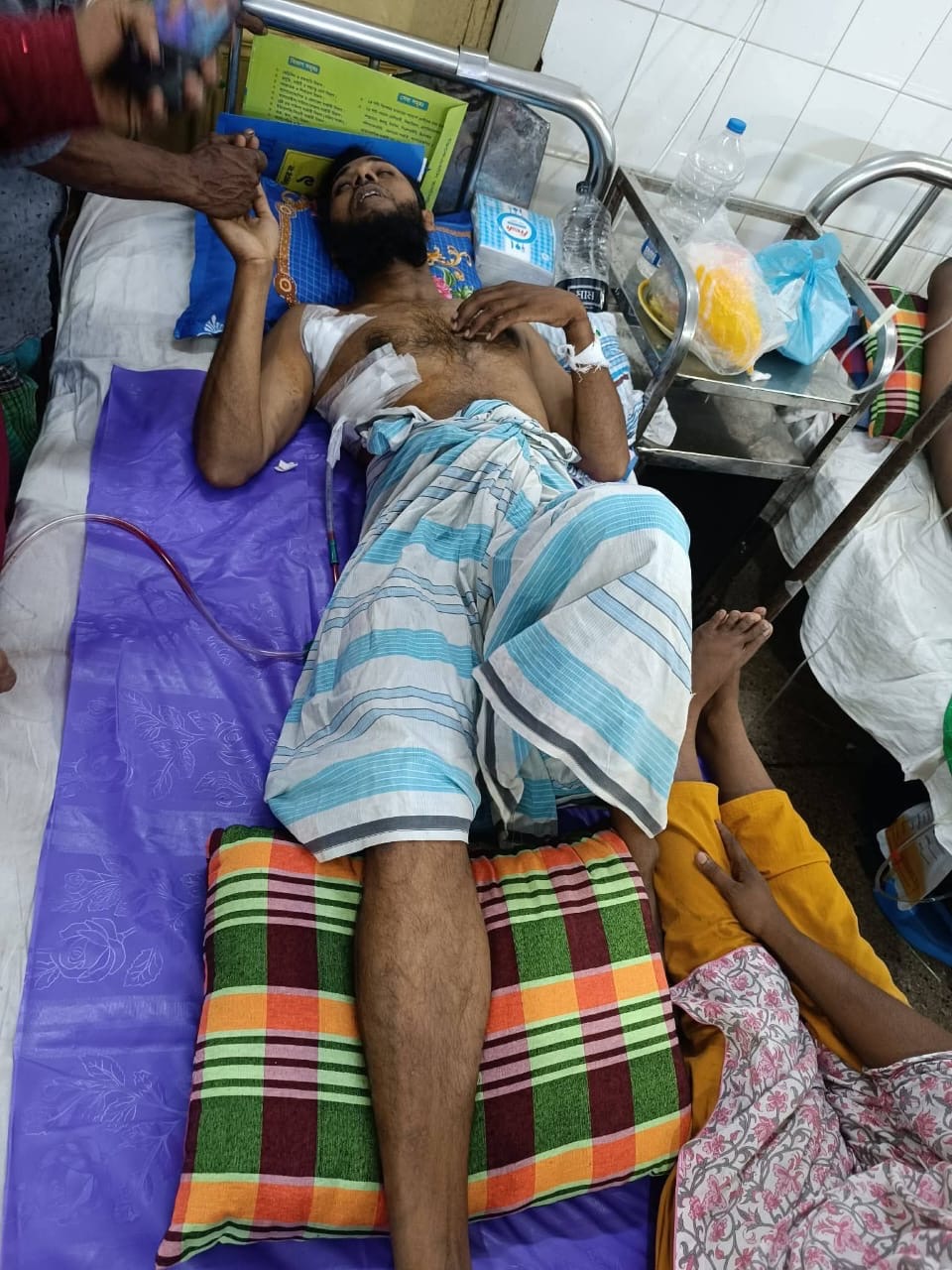 ​সোনারগাঁয়ে দুই গ্রামে ডাকাত দলের তাণ্ডব: ধারালো অস্ত্রের আঘাতে দুই ভাই গুরুতর আহত