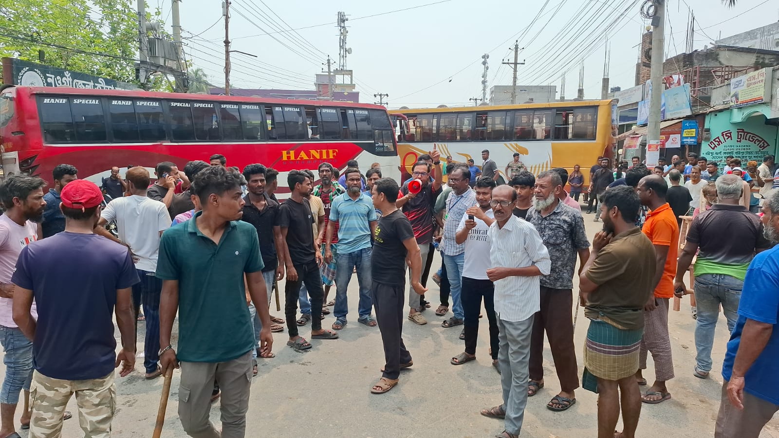 বাসচালকে মারধরের জেরে নওগাঁয় দূরপাল্লার বাস চলাচল বন্ধ