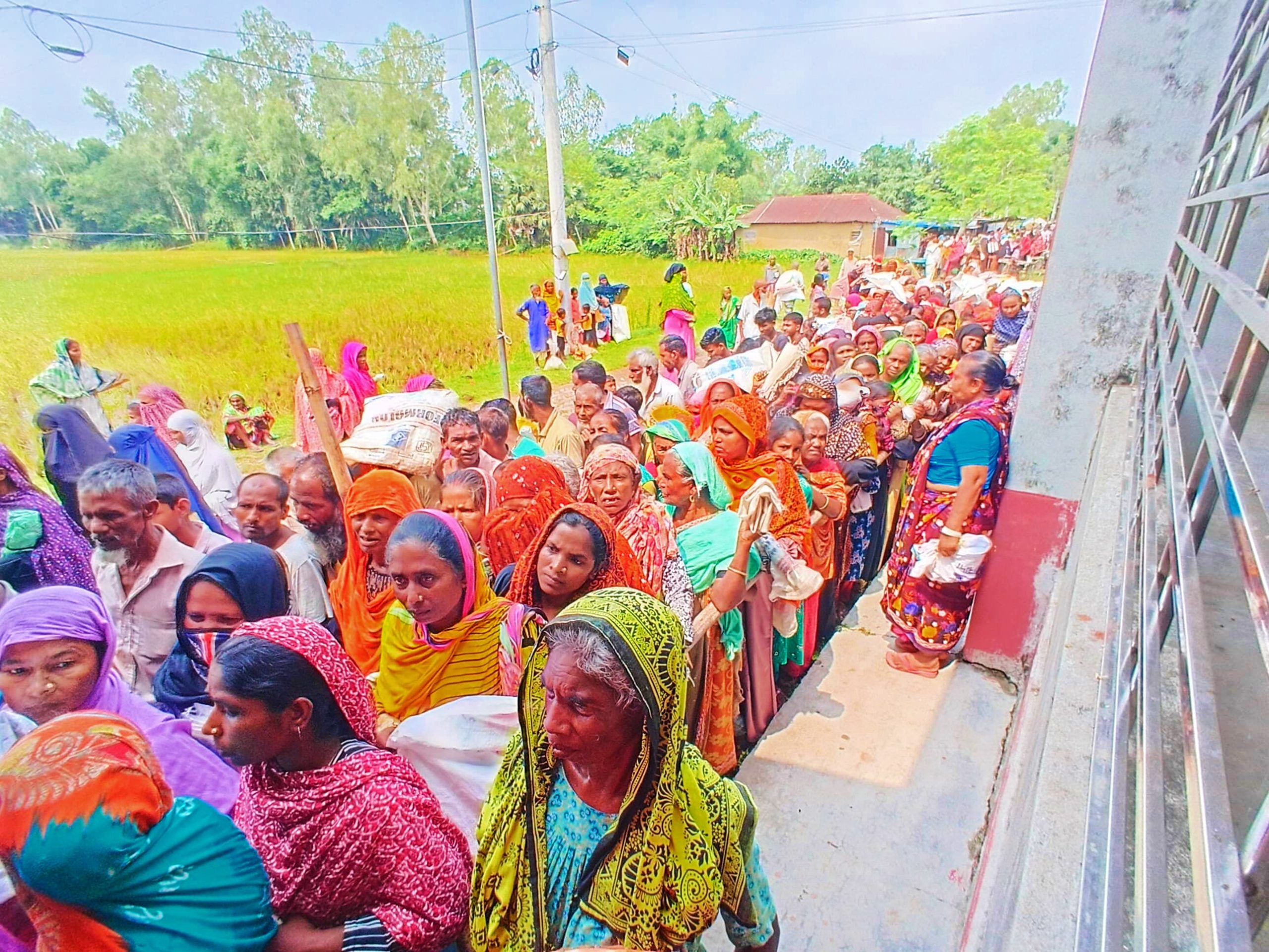 সিংড়ার সুকাশ ইউনিয়নে প্রশাসনের উপস্থিতিতে শান্তিপূর্ণভাবে ভিজিএফ চাল বিতরণ সম্পন্ন
