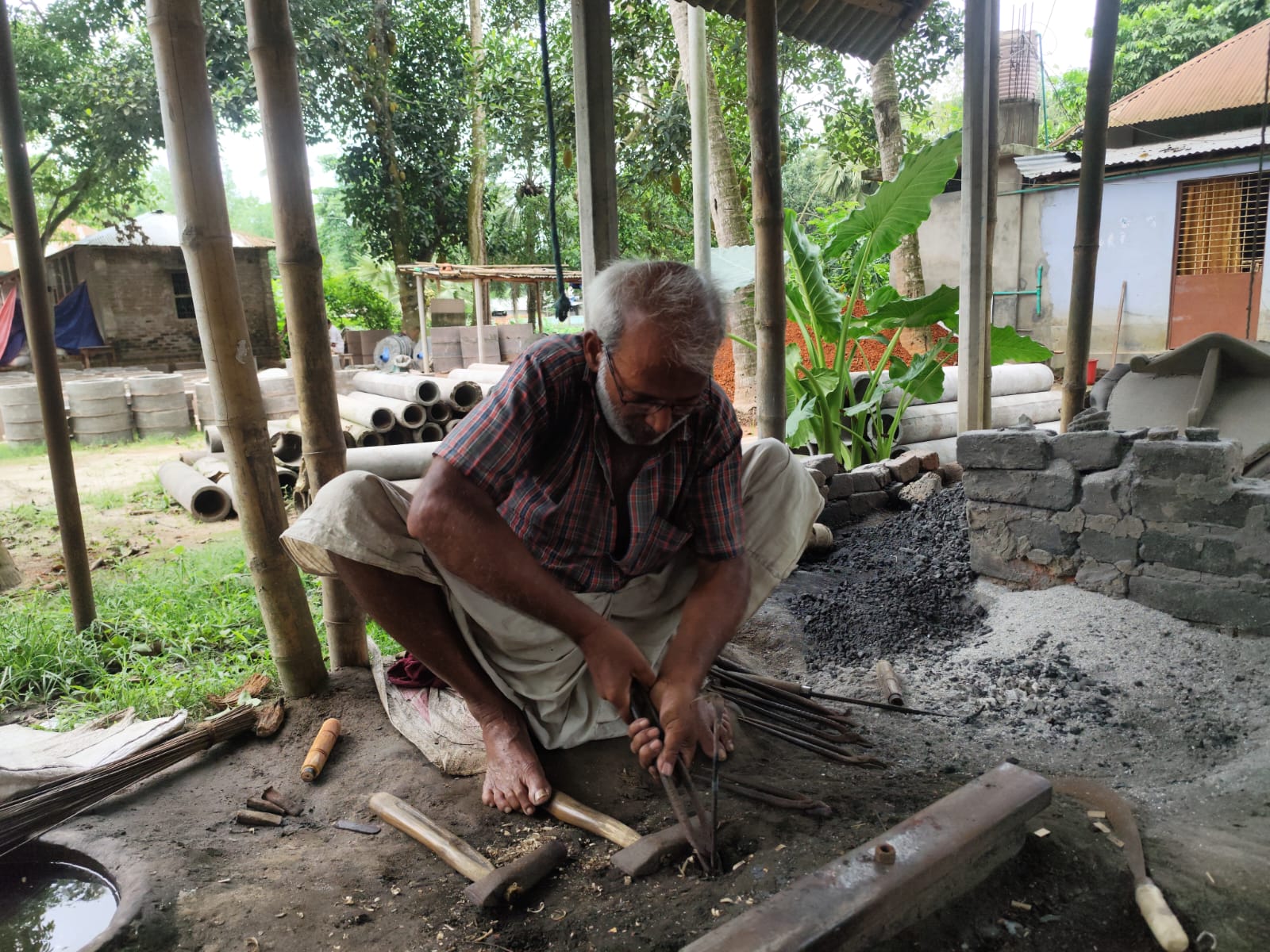 “”””””ব্যস্ত সময় পার করছে বদলগাছীর কামারপল্লীরা