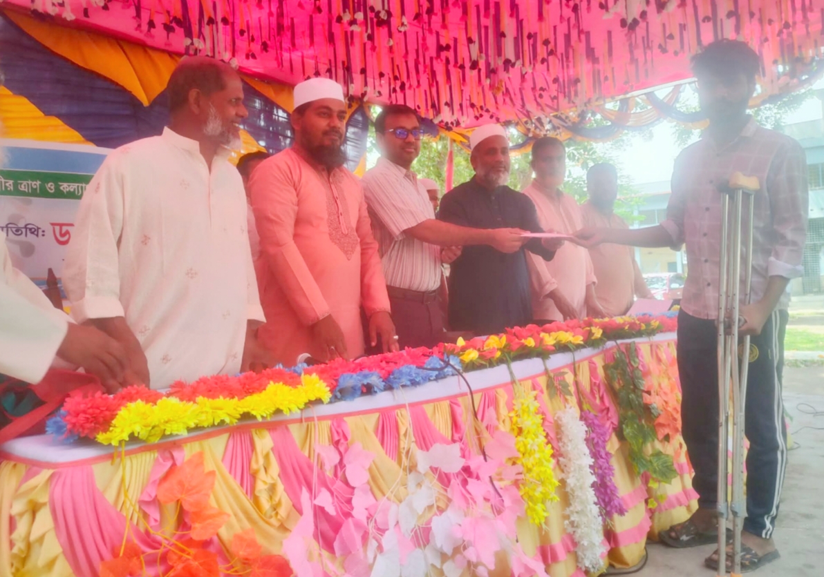 গোমস্তাপুরে প্রধানমন্ত্রীর ঈদ উপহার বিতরণ 
