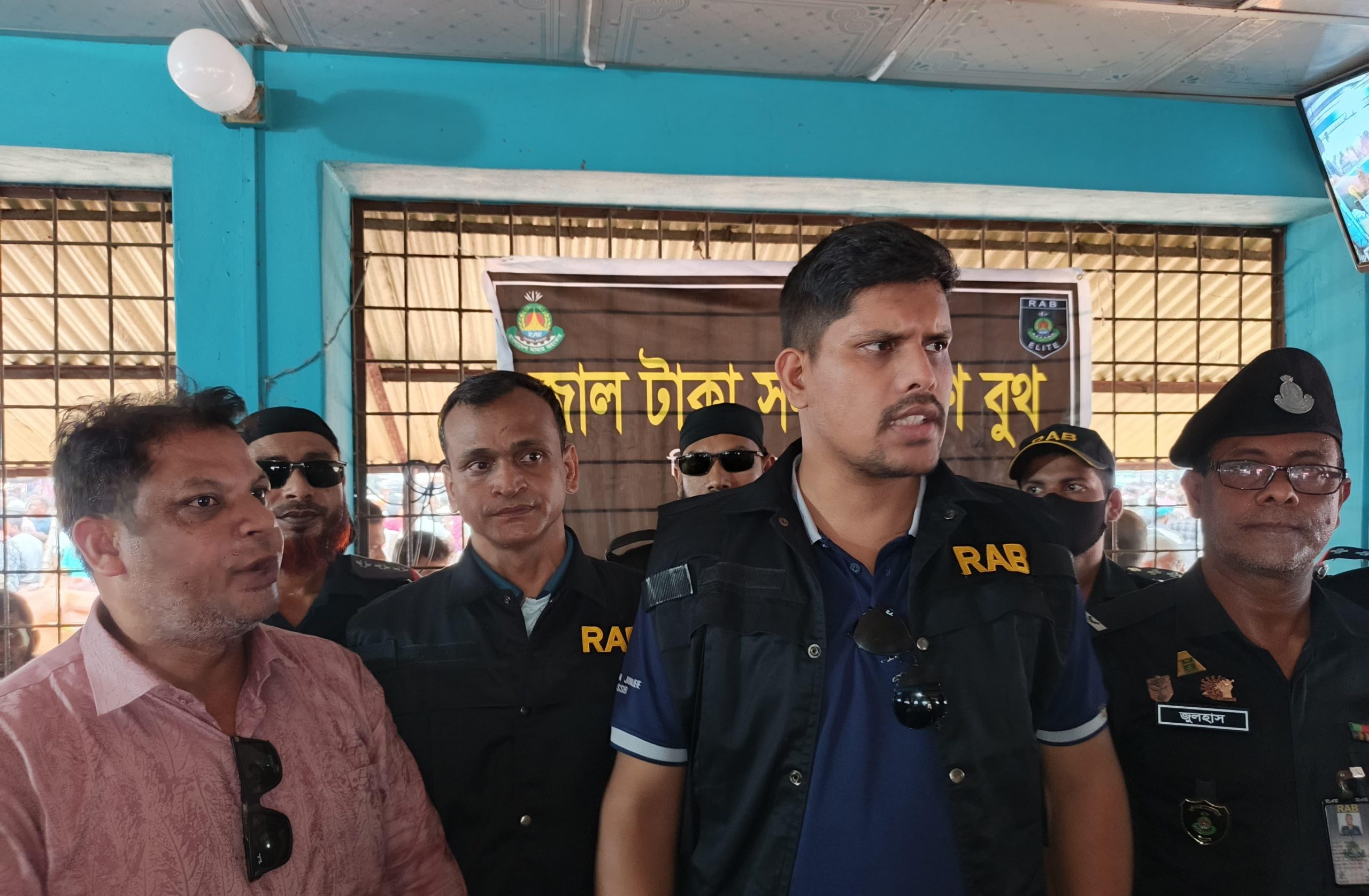 পশুর হাটে গরু ব্যবসায়ীদের নিরাপত্তা এবং পশুর হাটে কোনো ধরনের চাঁদাবাজি, অজ্ঞান পার্টি বা মলম পার্টির তৎপরতা রোধে কঠোর অবস্থানে রয়েছে র‍্যাব-৫
