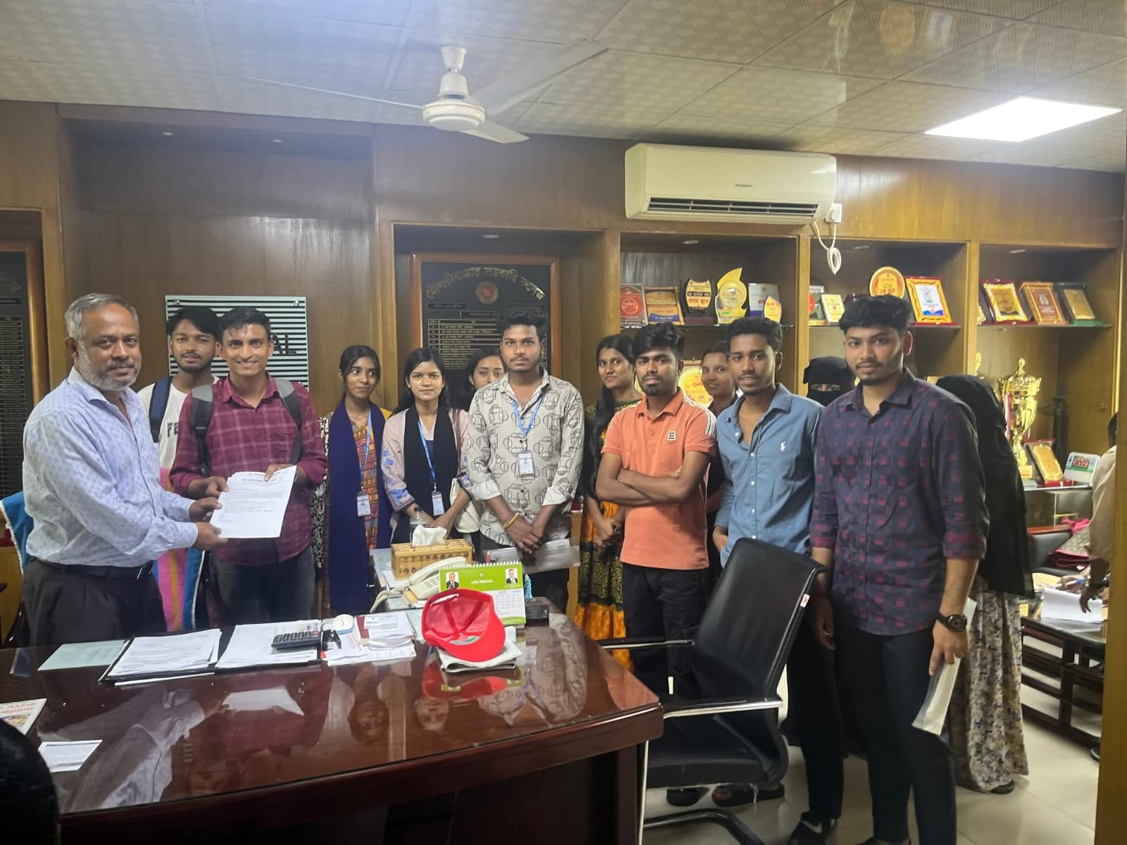 মৌলভীবাজার সরকারি কলেজের অভ্যন্তরীণ শিক্ষা সংকট নিরসনে ছাত্র ফ্রন্ট কলেজ শাখার ৮ দফা দাবিতে স্মারকলিপি প্রদান