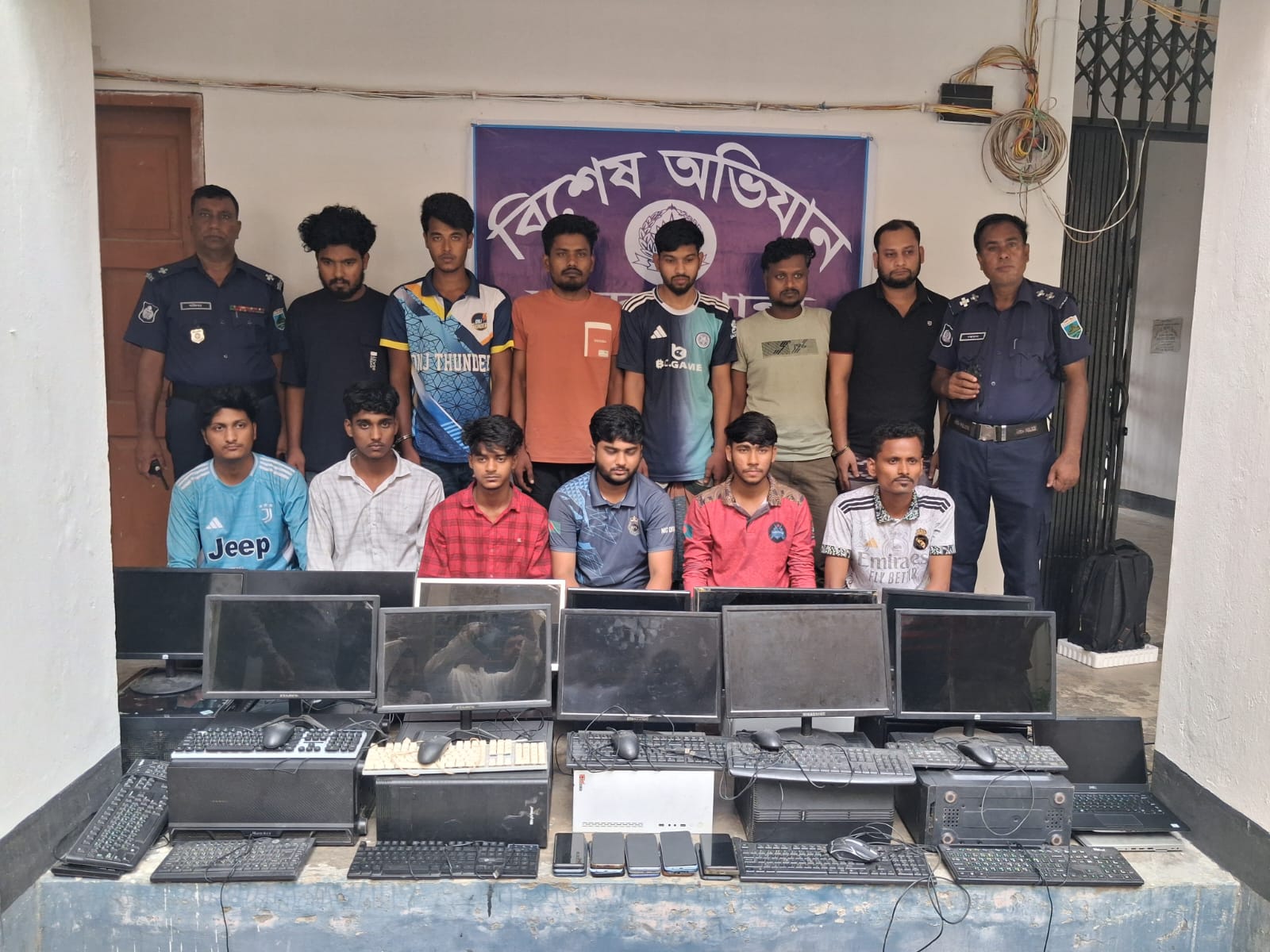 নওগাঁ জেলার পুলিশ সুপারের তত্ত্বাবধানে মান্দা থানা এলাকায় অনলাইন জুয়ার বিরুদ্ধে বড় ধরনের পৃথক দুটি অভিযান :