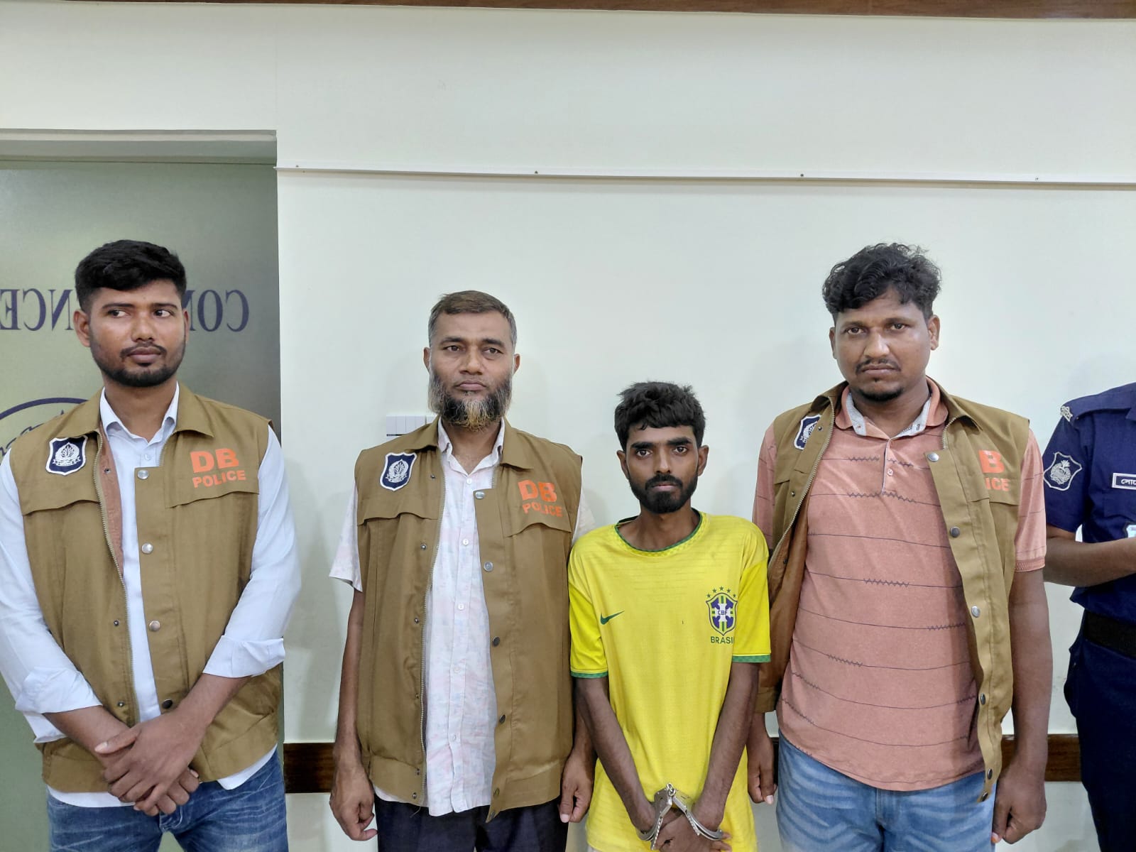 নওগাঁয় সরকারি কর্মকর্তা পরিচয়ে প্রতারণা করায় যুবক আটক