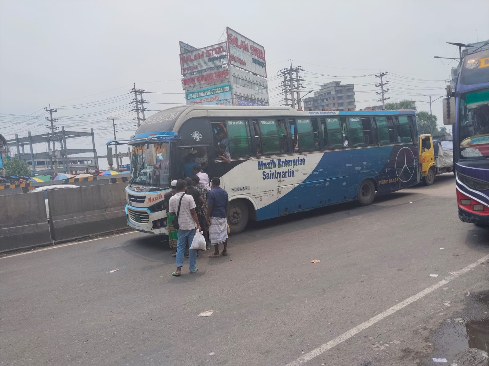 ঢাকা-চট্টগ্রাম মহাসড়কে ড্রাইভারদের অনিয়ম, চরম ভোগান্তিতে যাত্রীরা