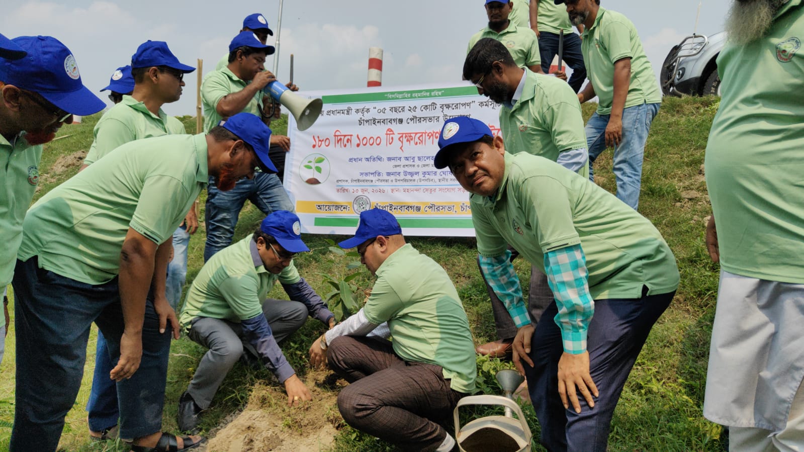 চাঁপাইনবাবগঞ্জ পৌরসভার উদ্যোগে বৃক্ষরোপণ কর্মসূচীর উদ্বোধন