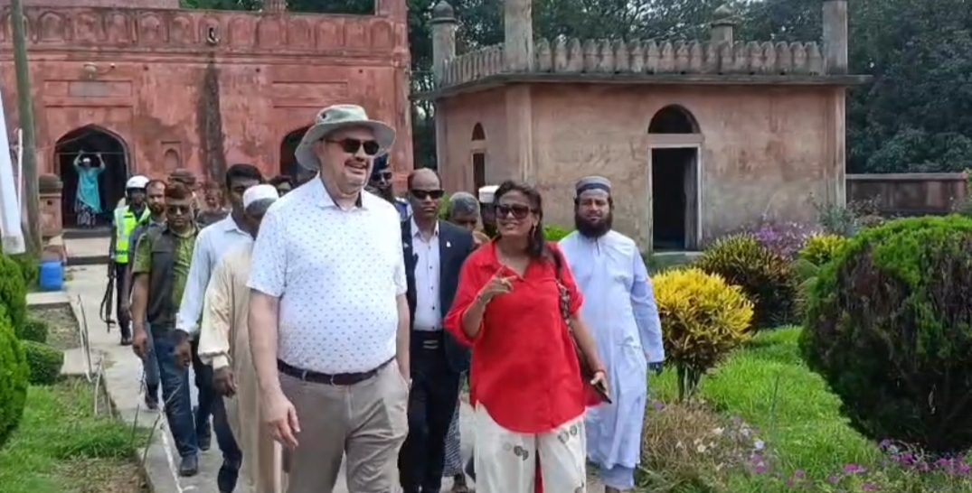 মার্কিন রাষ্ট্রদূত ব্রেন্ট টি. ক্রিস্টেনসেনের চাঁপাইনবাবগঞ্জের সোনামসজিদ স্থলবন্দর ও প্রাচীন গৌড়ের ঐতিহাসিক স্থাপনা পরিদর্শন