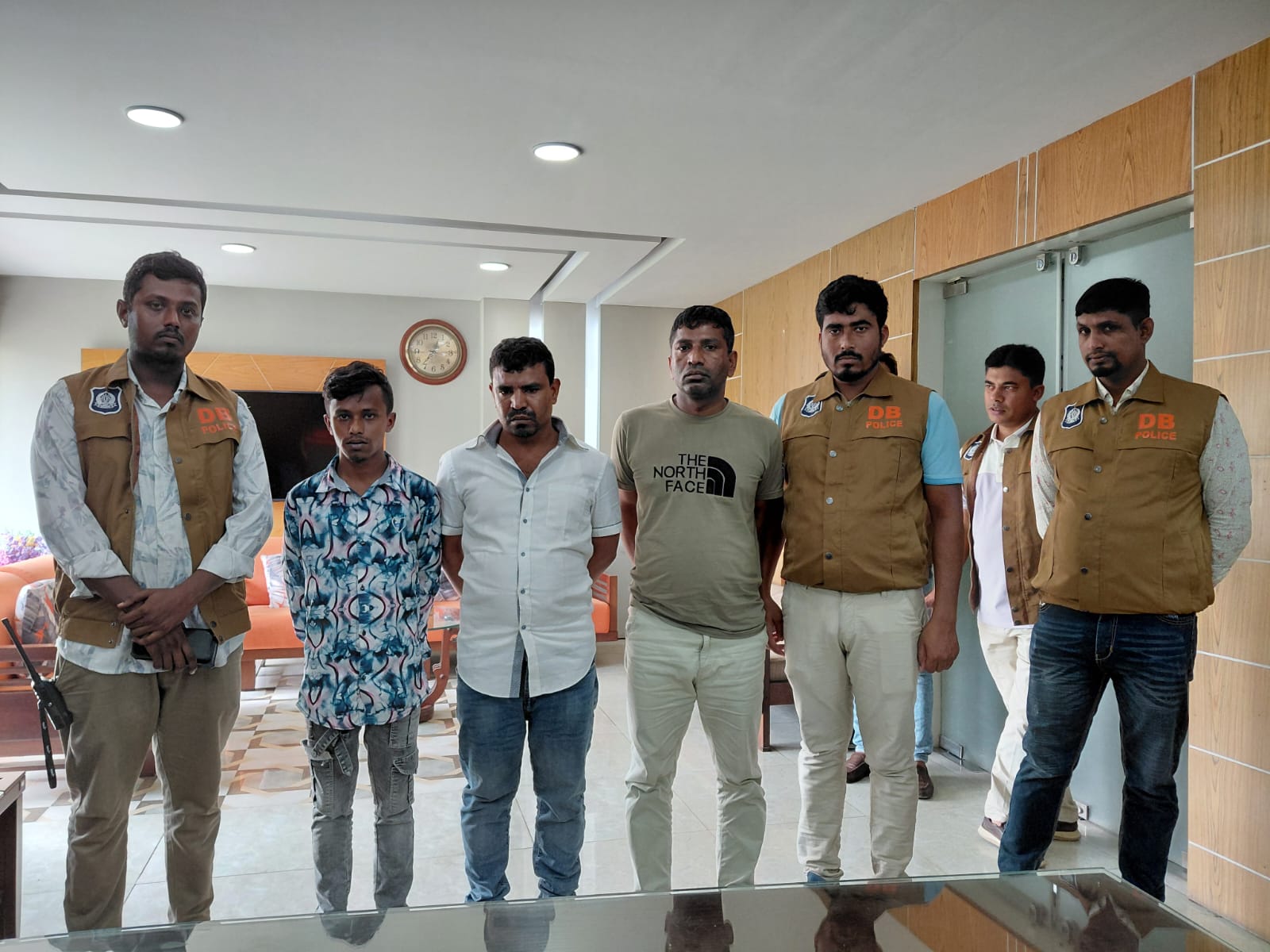 নওগাঁ পুলিশ সুপারের তত্ত্বাবধানে গোয়েন্দা পুলিশের অভিযান : শয়তানের নিঃশ্বাস চক্রের তিন সদস্য গ্রেফতার 