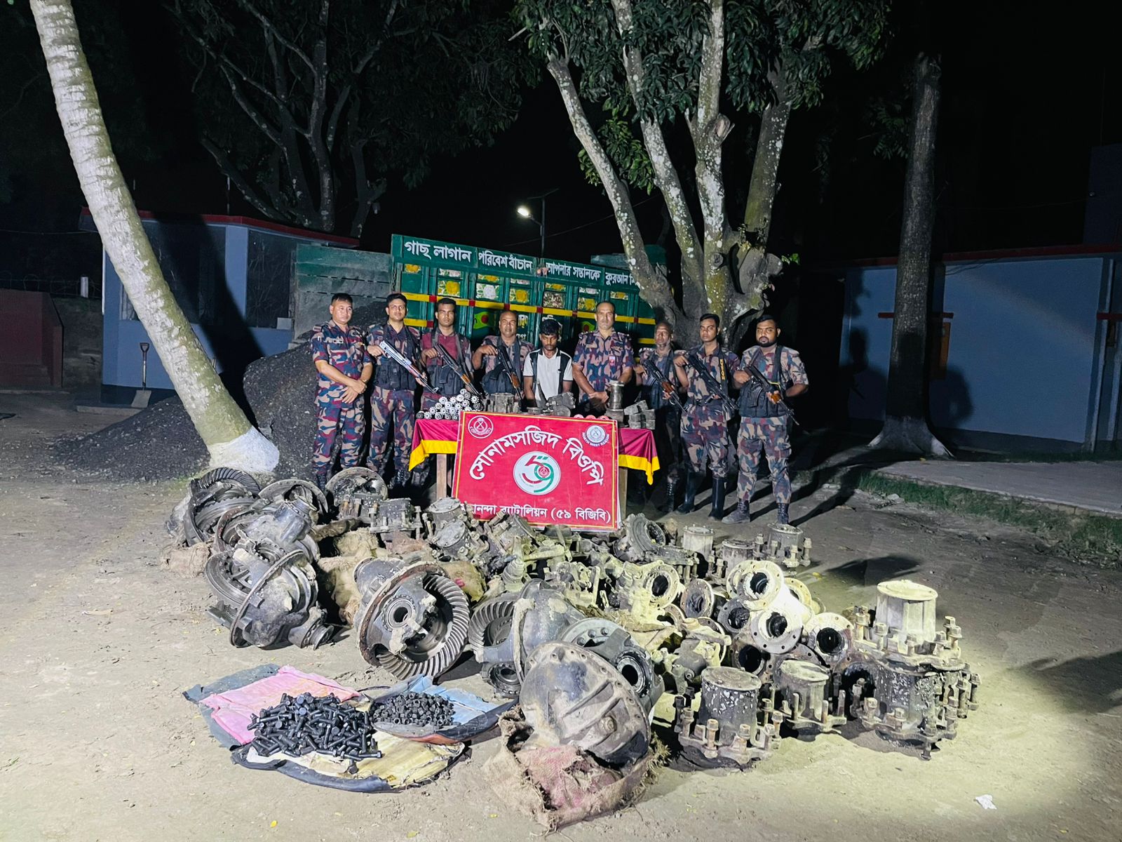 চাঁপাইনবাবগঞ্জ সীমান্তে ৫৯ বিজিবি’র অভিযানে ১ জন আসামীসহ ভারতীয় ট্রাকের যন্ত্রাংশ ও পাথর বোঝাই ট্রাক আটক