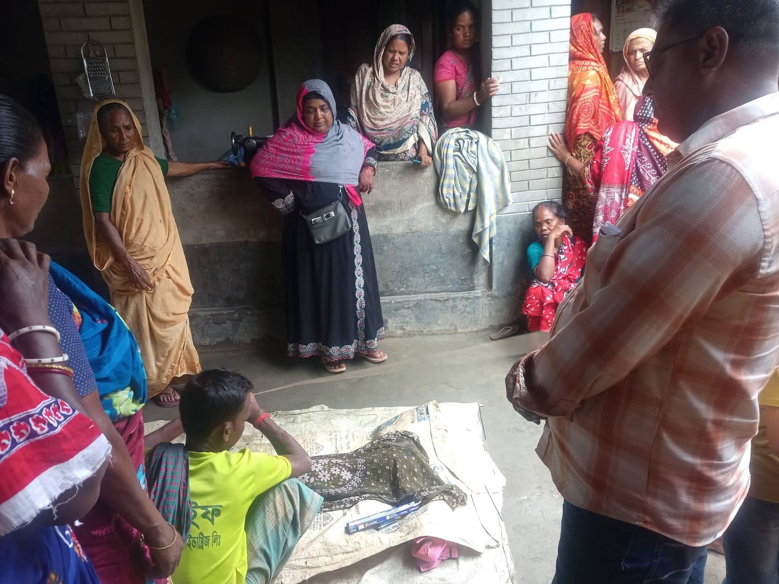 সড়ক পার হতে গিয়ে প্রাণ গেল দ্বিতীয় শ্রেণির ছাত্রী গৌরীর