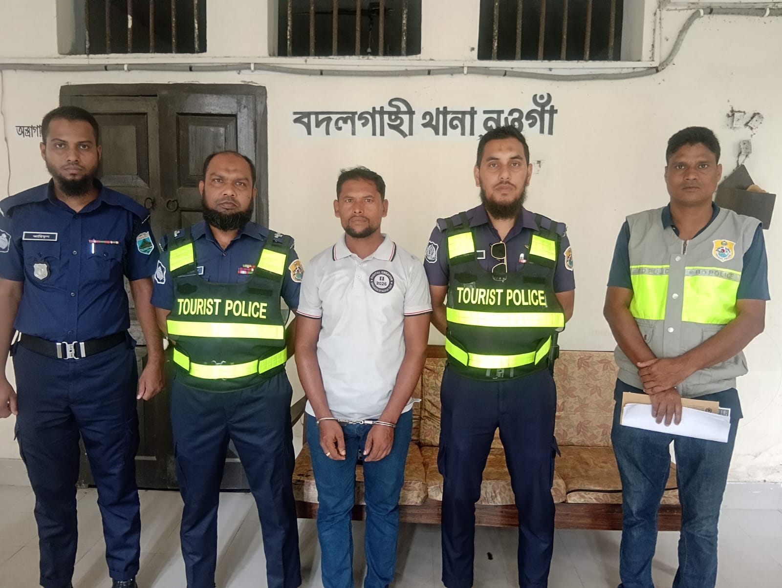 বদলগাছীর ঐতিহাসিক পাহাড়পুর বৌদ্ধবিহারে এক বিদেশি পর্যটককে হেনস্তার ঘটনায় কন্টেন্ট ক্রিয়েটর আব্দুল মাবুত হিরো নানা আটক !