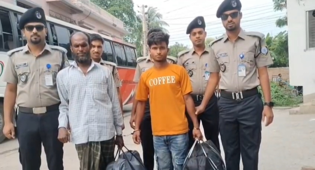 কুমিল্লা থেকে চাঁপাইনবাবগঞ্জে আনা হচ্ছিল ১৪ কেজি গাঁজা; ডিএনসির অভিযানে দুই মাদক কারবারি গ্রেফতার