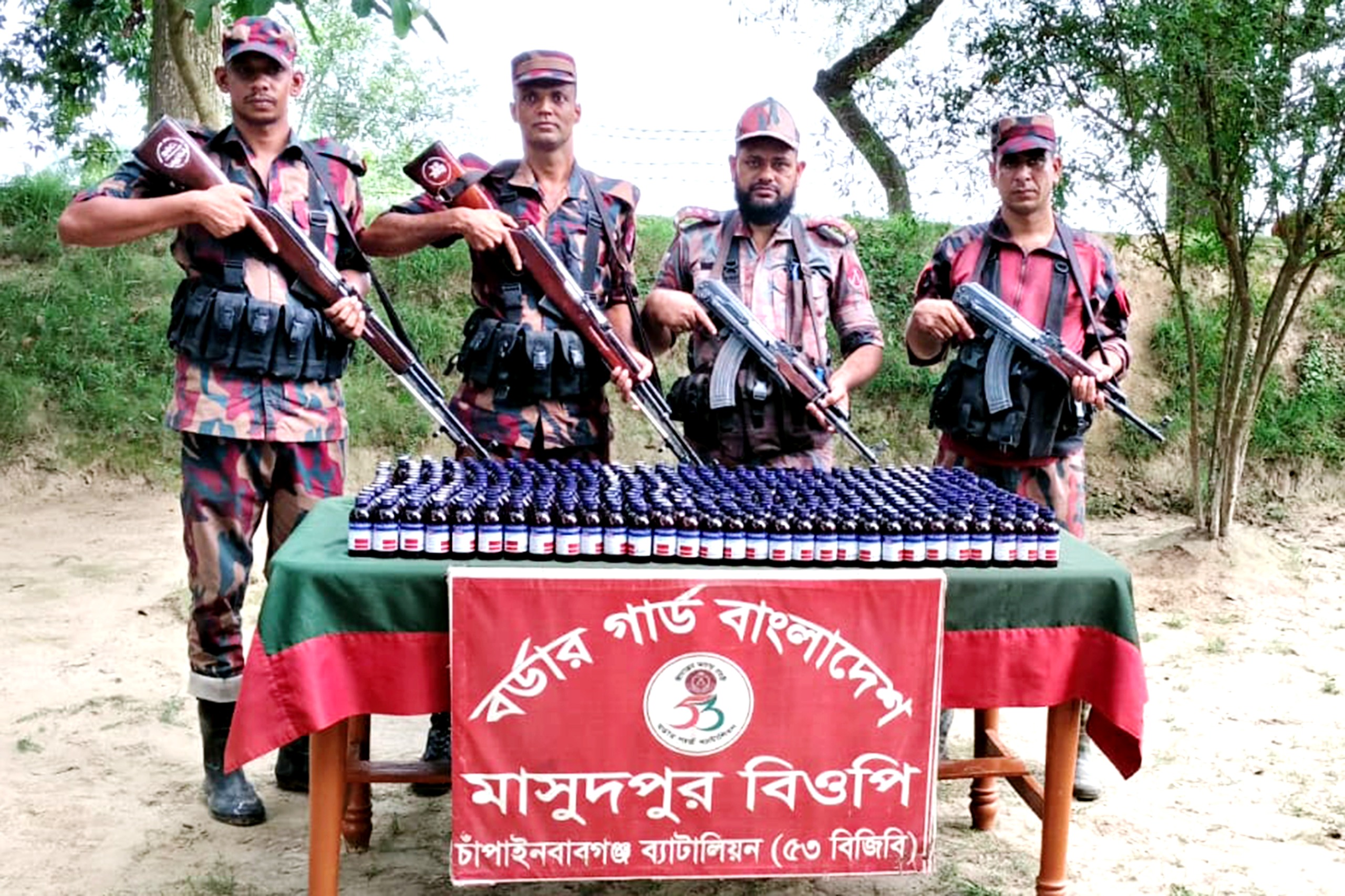 চাঁপাইনবাবগঞ্জ সীমান্তে ৫৩ বিজিবির অভিযানে বিপুল পরিমান ভারতীয় নেশাজাতীয় এস্কাফ সিরাপ 
