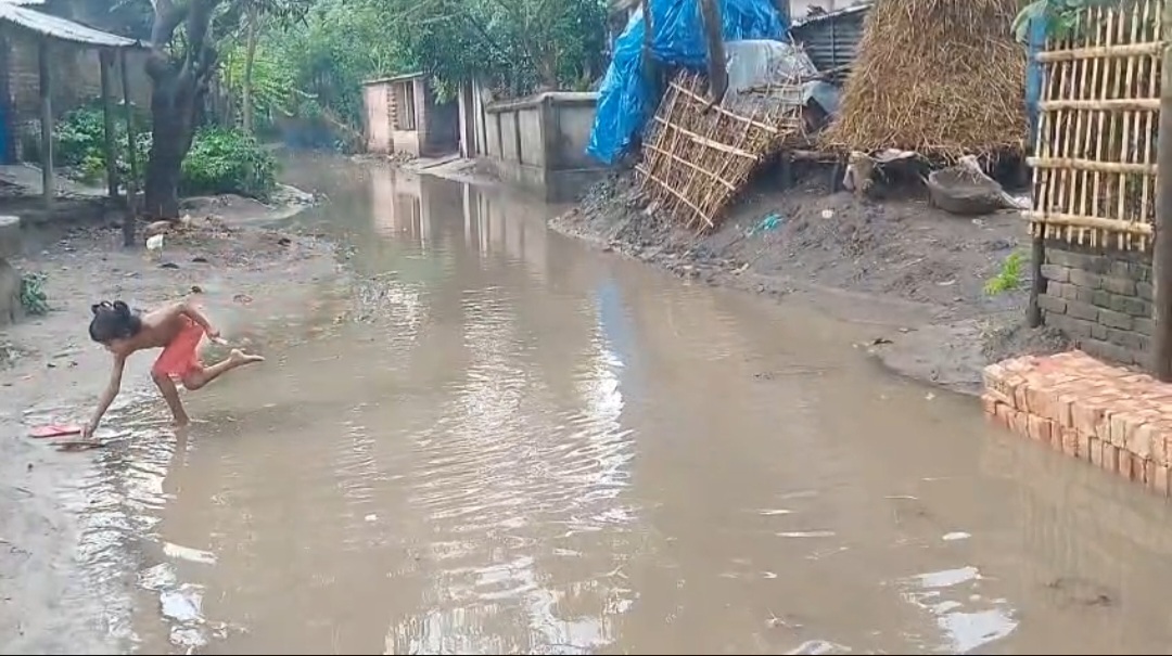 শিবগঞ্জে সামান্য বৃষ্টিতে এইচ বিবি রাস্তা তলিয়ে জলাশয়