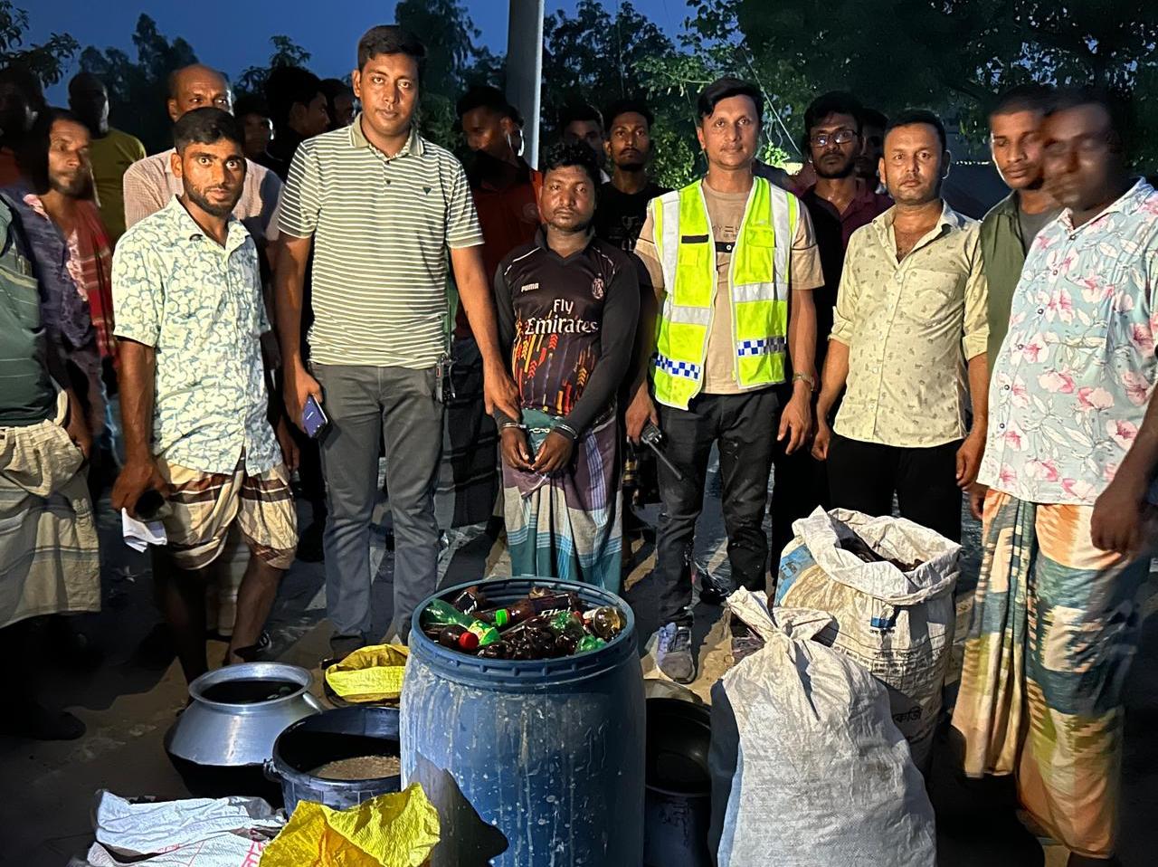  নিয়ামতপুরে মাদক বিরোধী অভিযানে চোলাই মদের আস্তানা ধ্বংস, ২০০ লিটার চোলাই মদসহ ০১ জন আসামী গ্রেফতার। 