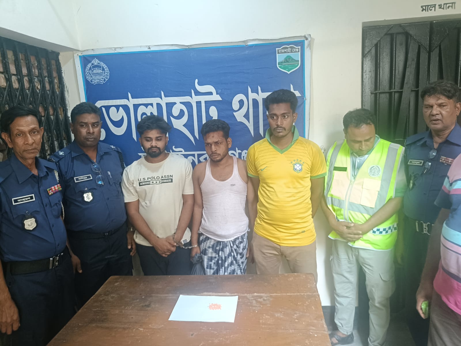 ভোলাহাটে ৬৫ পিস ইয়াবাসহ প্রাইভেটকার জব্দ, আটক ৪