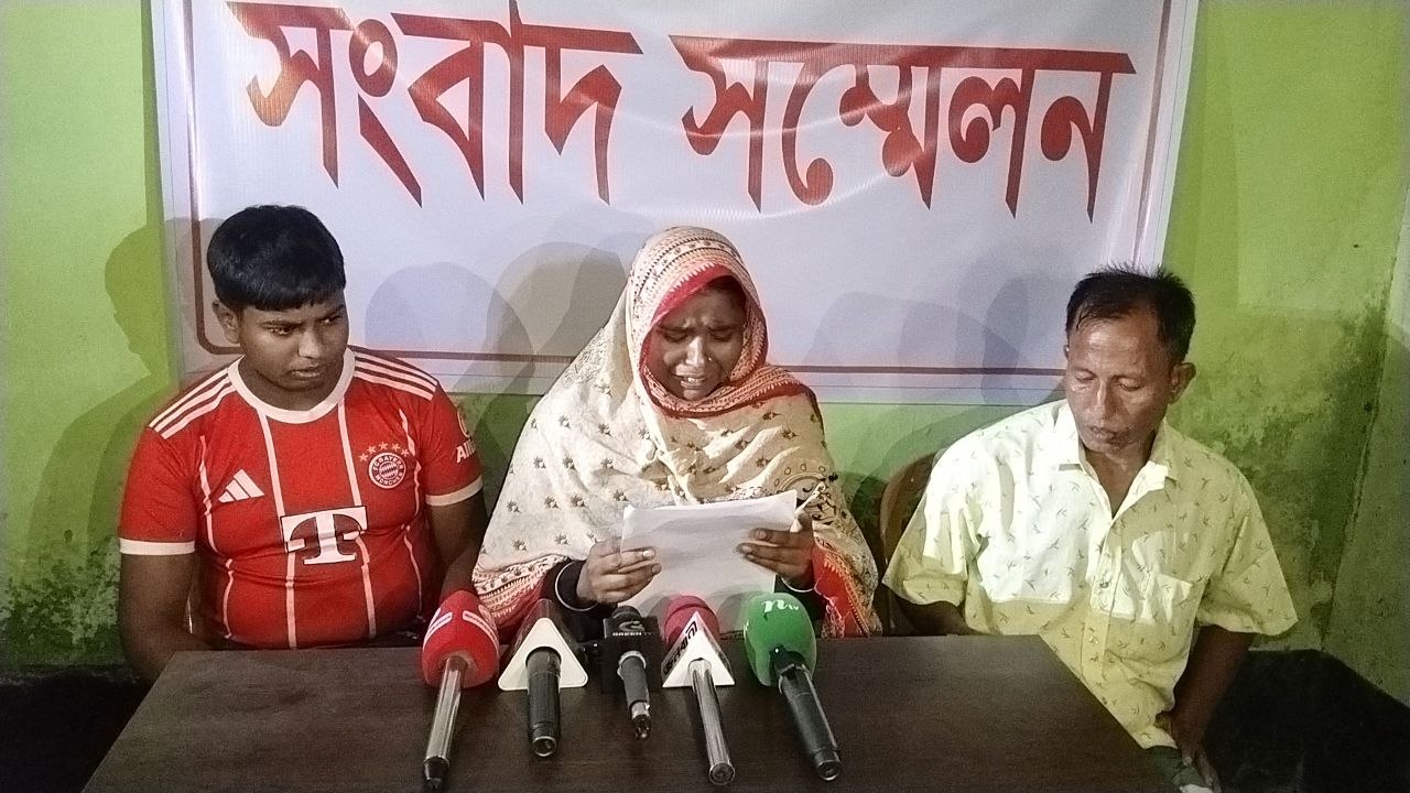 নওগাঁয় ১৩ বছর বয়সী স্কুলছাত্রীকে অপহরণ, উদ্ধারের দাবিতে সংবাদ সম্মেলন