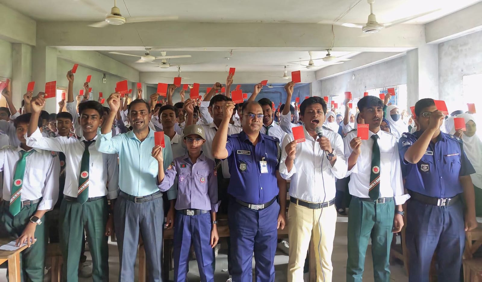 চাঁপাইনবাবগঞ্জের নাচোলে স্মার্ট ফোনের অপব্যবহার, মাদক, কিশোর অপরাধ ও বাল্য বিবাহ প্রতিরোধে মতবিনিময় সভা ও শপথ অনুষ্ঠিত হয়েছে।