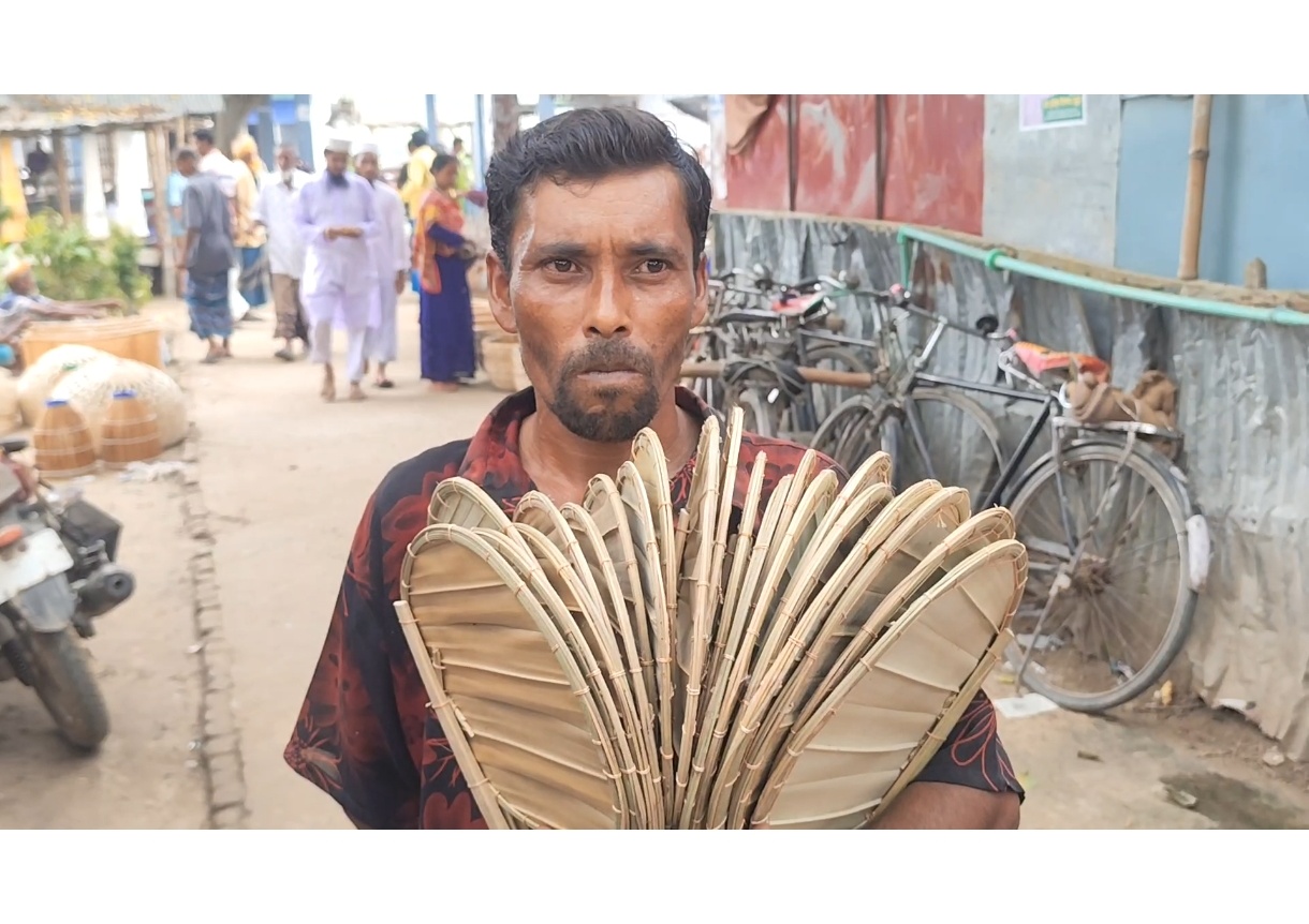 বদলগাছীতে তীব্র দাবদাহে চাহিদা বেড়েছে তালপাতার হাতপাখা