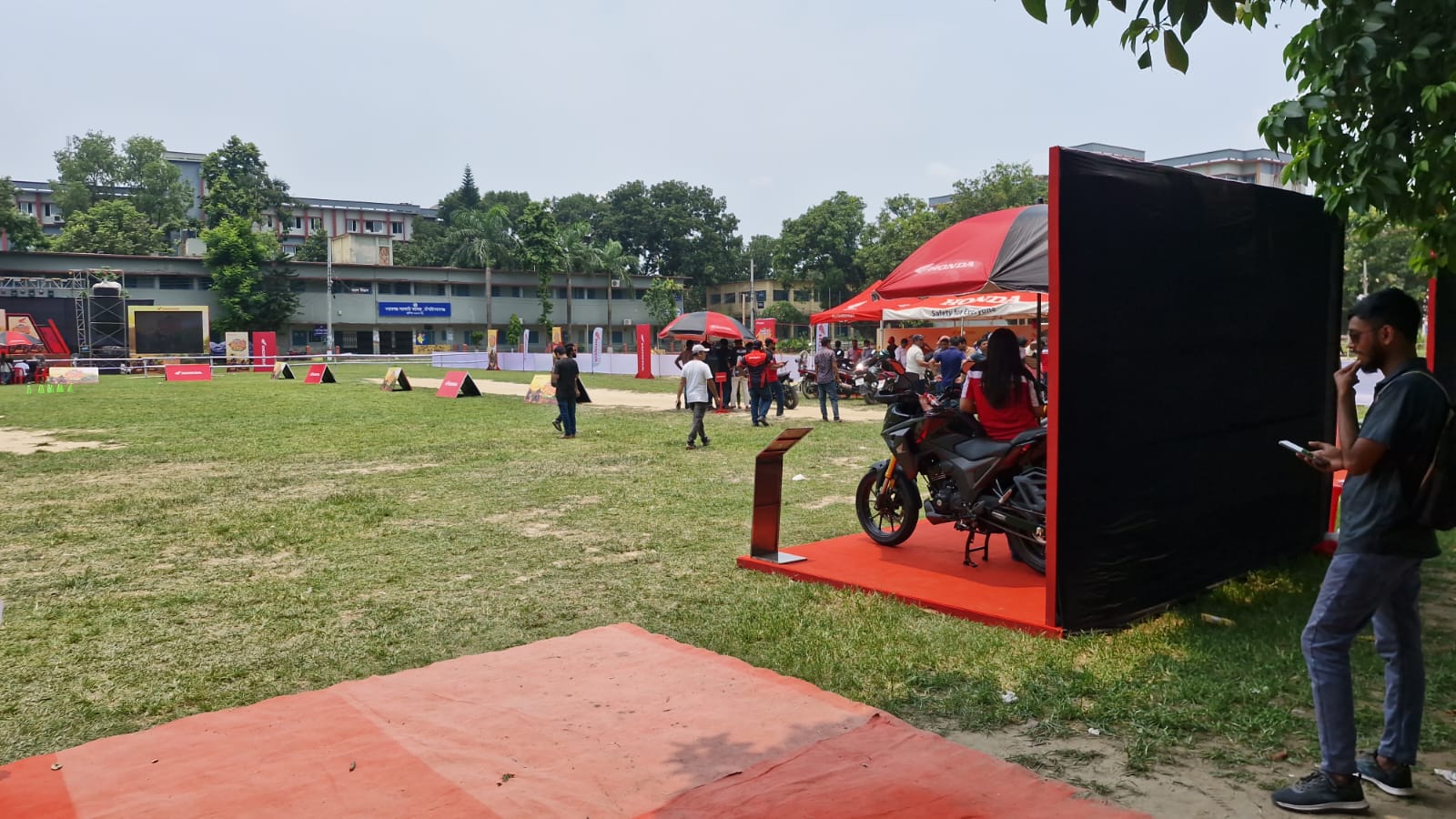 ১৪৪ ধারা ভঙ্গ করে পরীক্ষা চলাকালীন সময়ে হোন্ডার ম্যাংগো ফেস্ট, উচ্চস্বরে মাইক বাজিয়ে পরিবেশ দূষণ